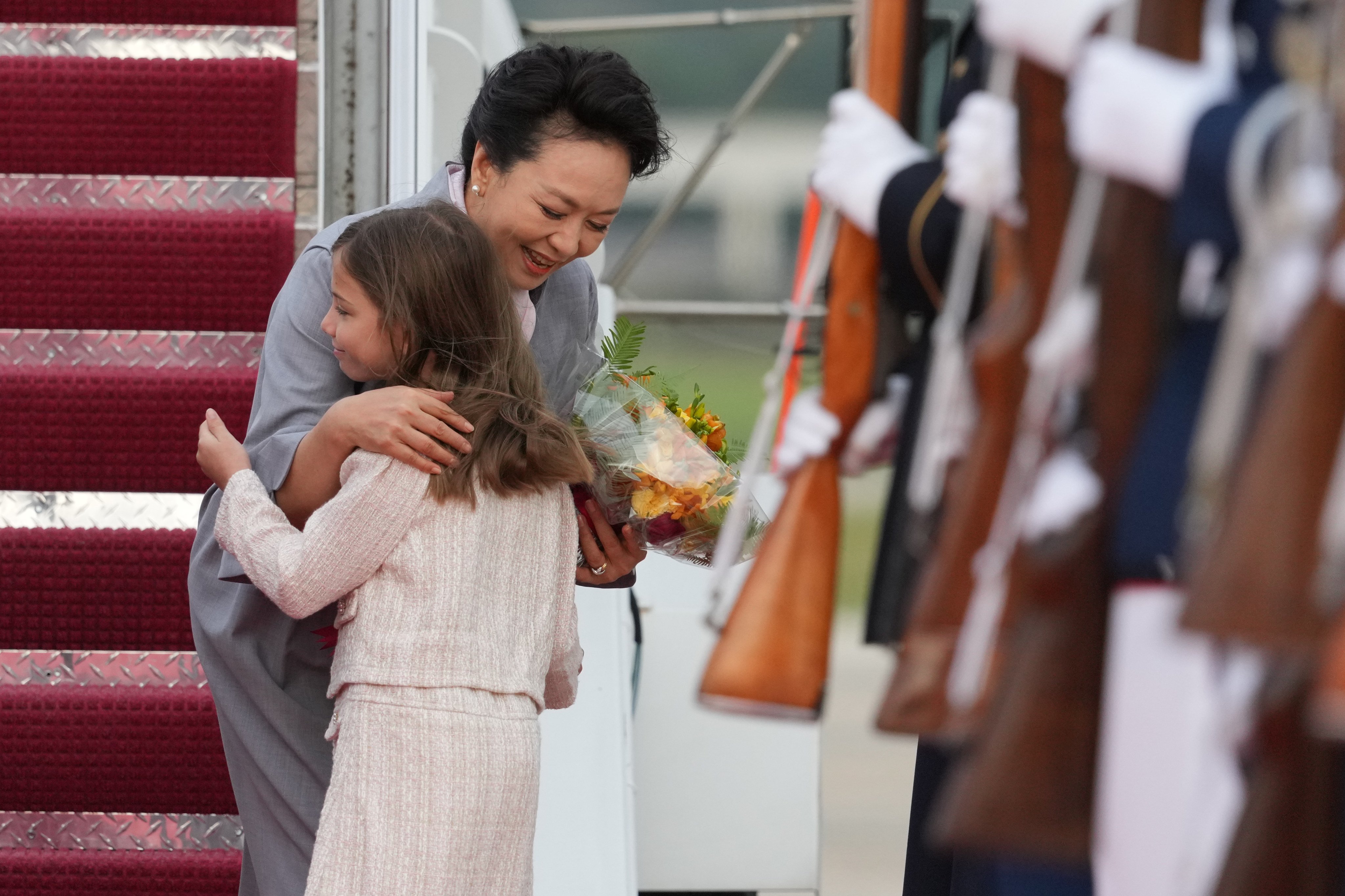 China’s first lady Peng Liyuan receives flowers as she arrives at Joint Base Andrews on September 23 alongside President Xi Jinping (not pictured). Photo: AP