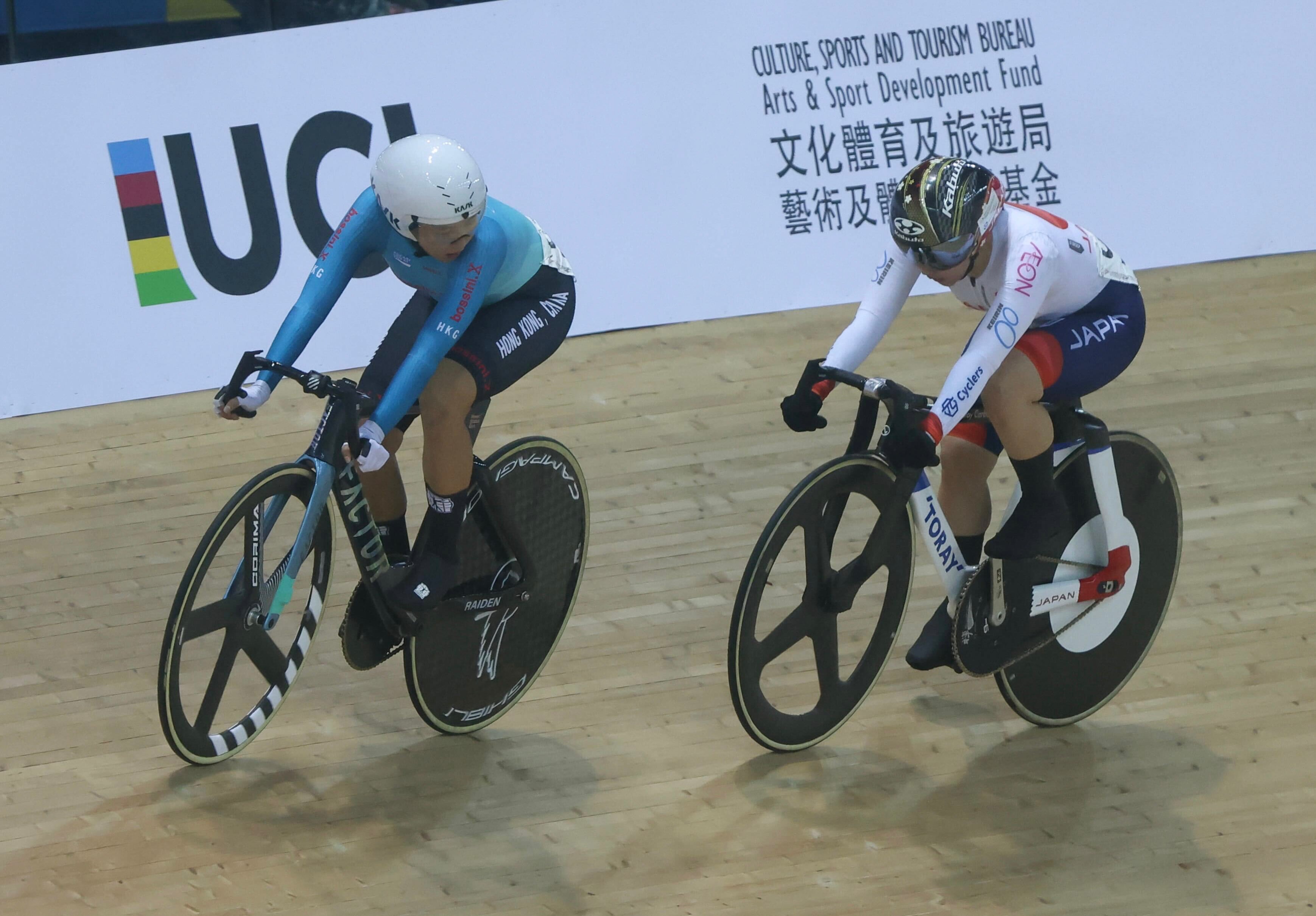 Ceci Lee (left) eyes rival Yumi Kajihara of Japan during the pair’s omnium battle in last year’s Hong Kong Track Cup. Photo: Jonathan Wong