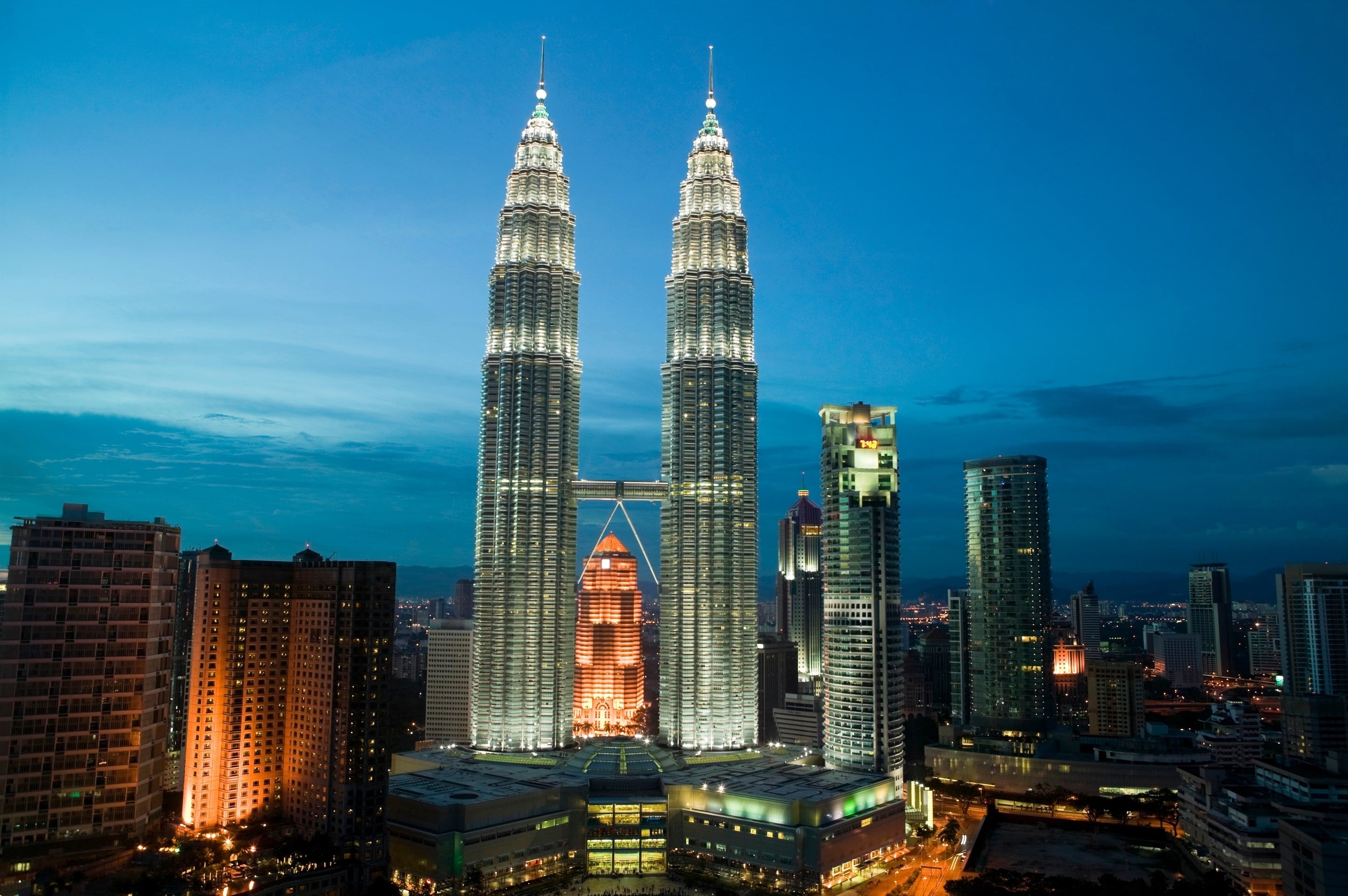 Visitors on a 48-hour stopover in Kuala Lumpur can enjoy the Lake Symphony fountain show in the park at the foot of the iconic Petronas Twin Towers. Photo: Shutterstock