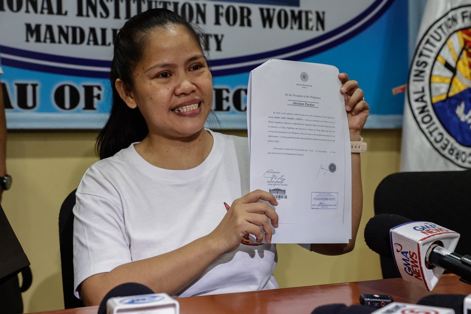 Mary Jane Veloso holds a copy of an absolute pardon document during her release from the Correctional Institution for Women in Mandaluyong City, Metro Manila, the Philippines, on Friday. Photo: EPA