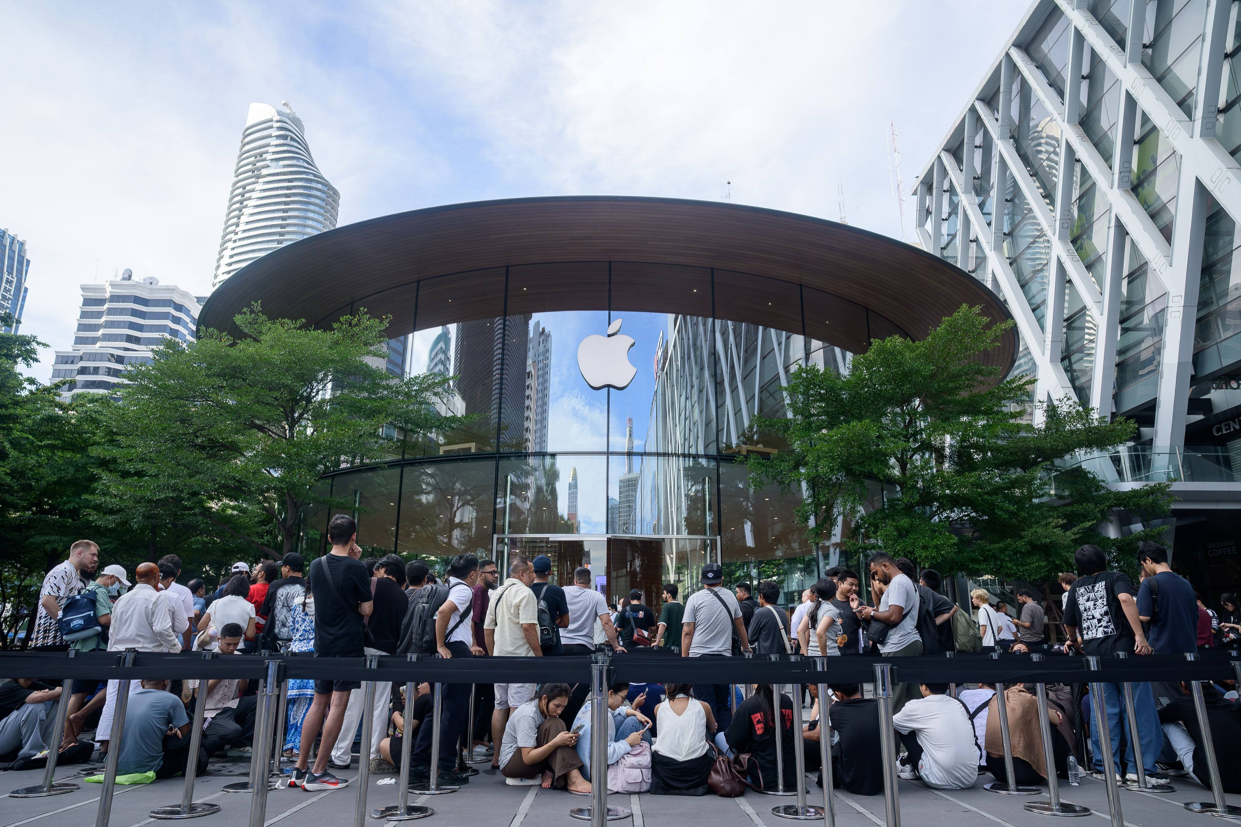 Customers gather outside an Apple Store in Bangkok to buy the new iPhone 18 Pro and iPhone 18 Pro Max on September 18. Photo: dpa