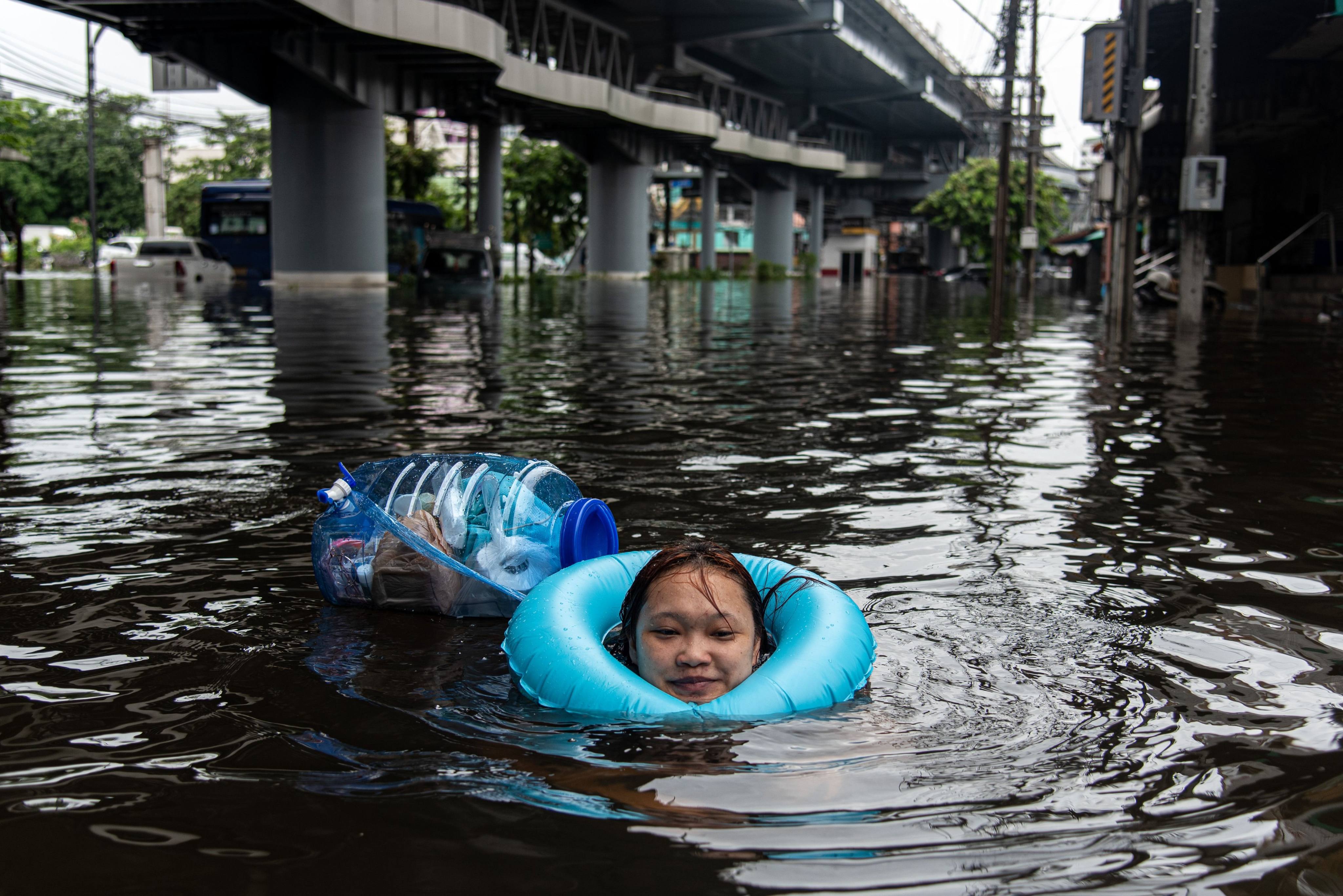 A woman wades through a flooded Bangkok street on Monday. Photo: SOPA Images via ZUMA Press Wire/dpa