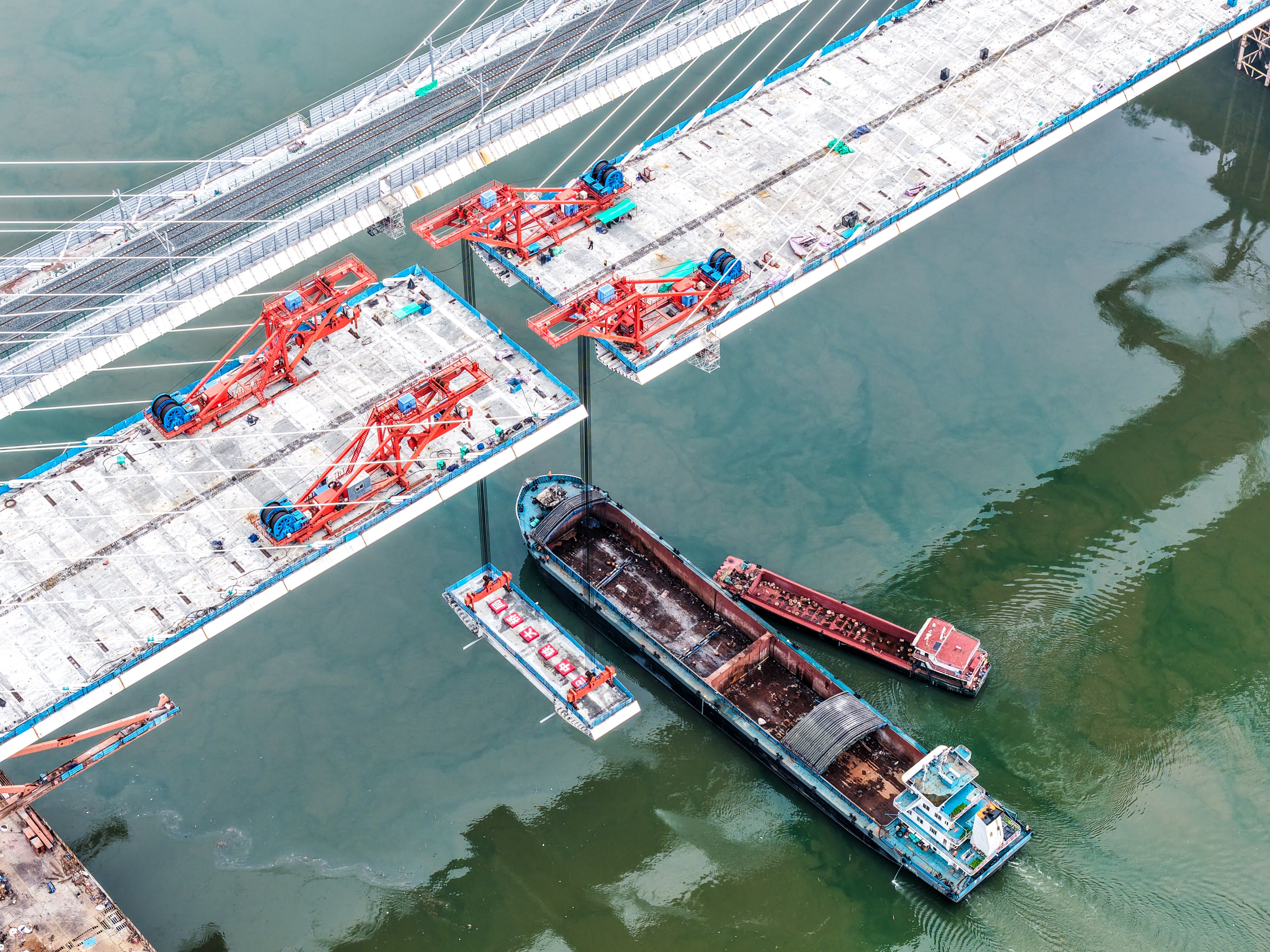 Construction of the Shituo Yangtze River Bridge in Chongqing. Photo: Xinhua