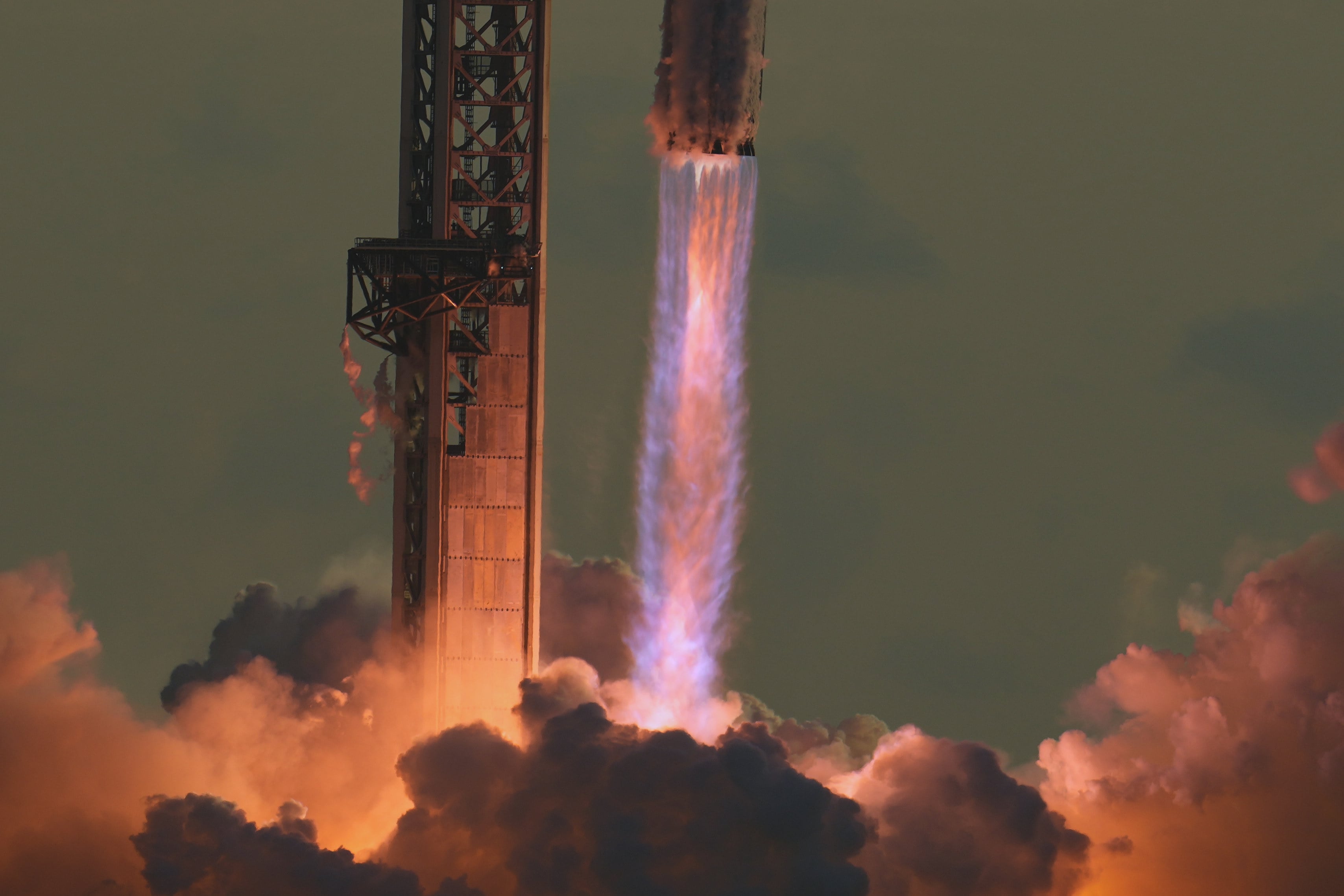 The 33 Raptor engines on the Super Heavy booster created nearly 17 million pounds of thrust on liftoff. Photo: AP