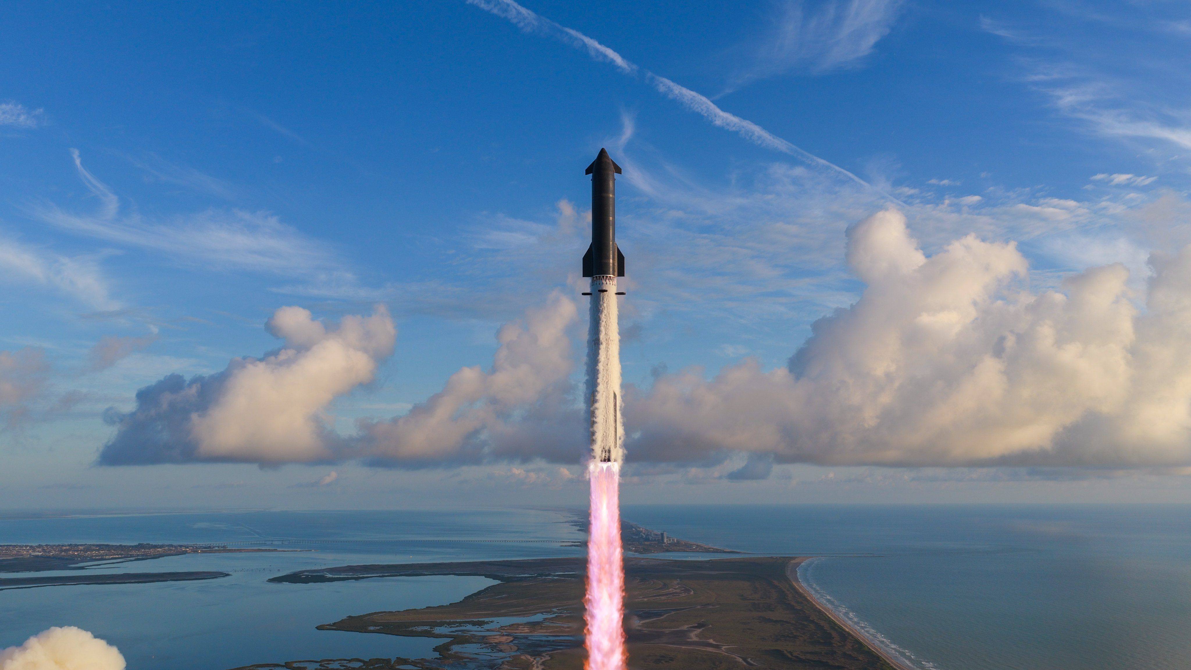 The black-and-silver behemoth lifting off. Photo: SpaceX/ZUMA Press Wire/dpa