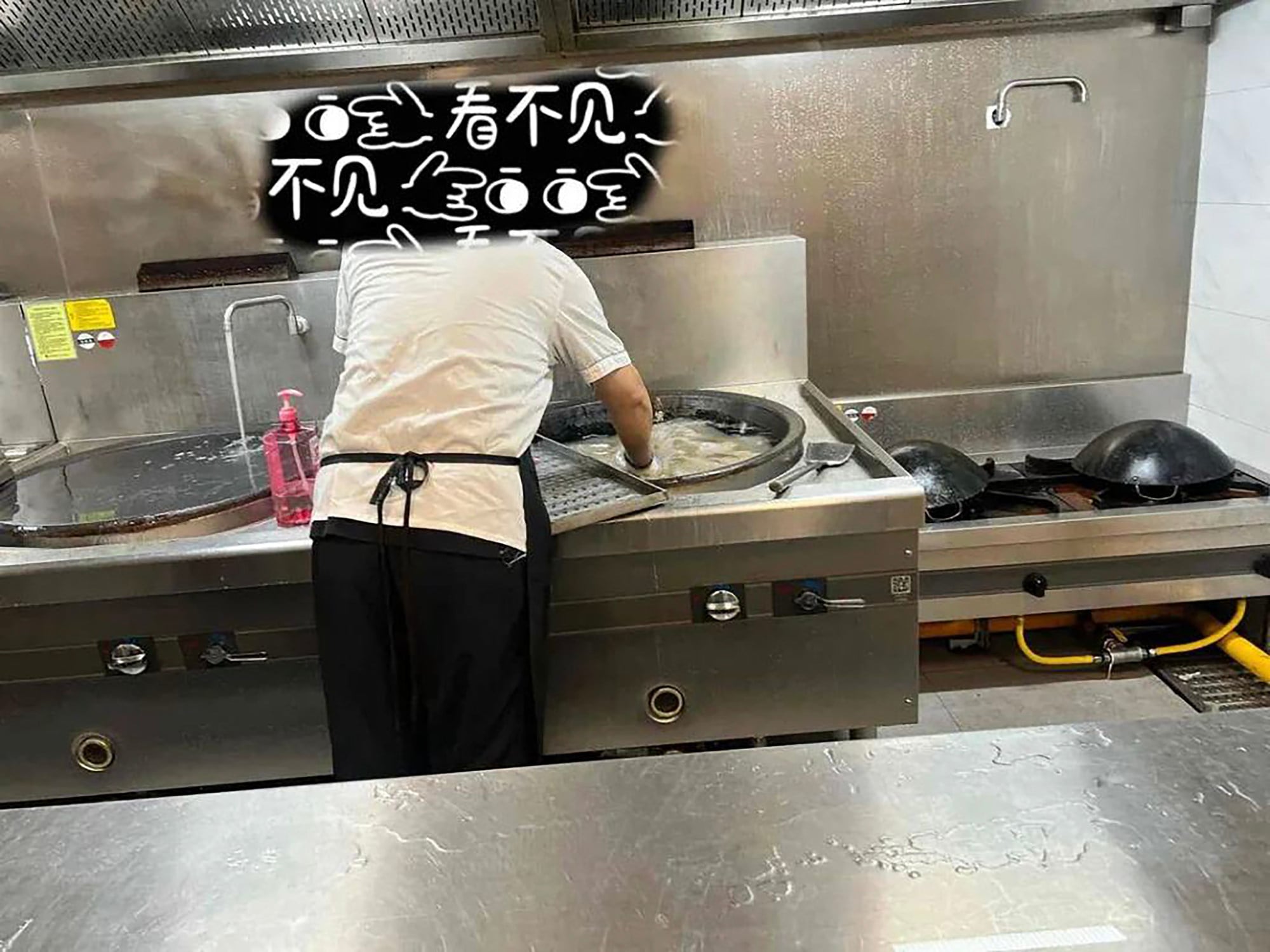 Wang documented numerous health violations in the kindergarten kitchen, capturing photos of staff washing mops and drain covers in cooking pots. Photo: myzaker Wang documented numerous health violations in the kindergarten kitchen, capturing photos of staff washing mops and drain covers in cooking pots. Photo: myzaker