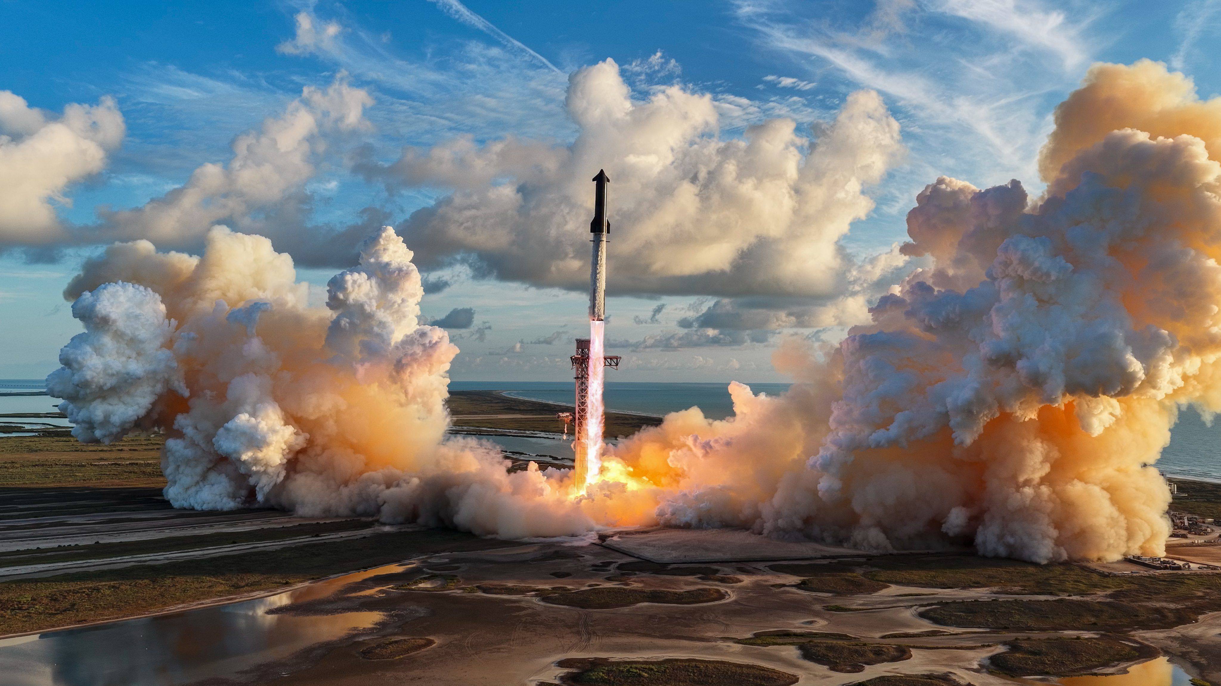The world’s largest rocket system lifts off from SpaceX’s launch site at the southern tip of Texas. Photo: SpaceX/ZUMA Press Wire/dpa