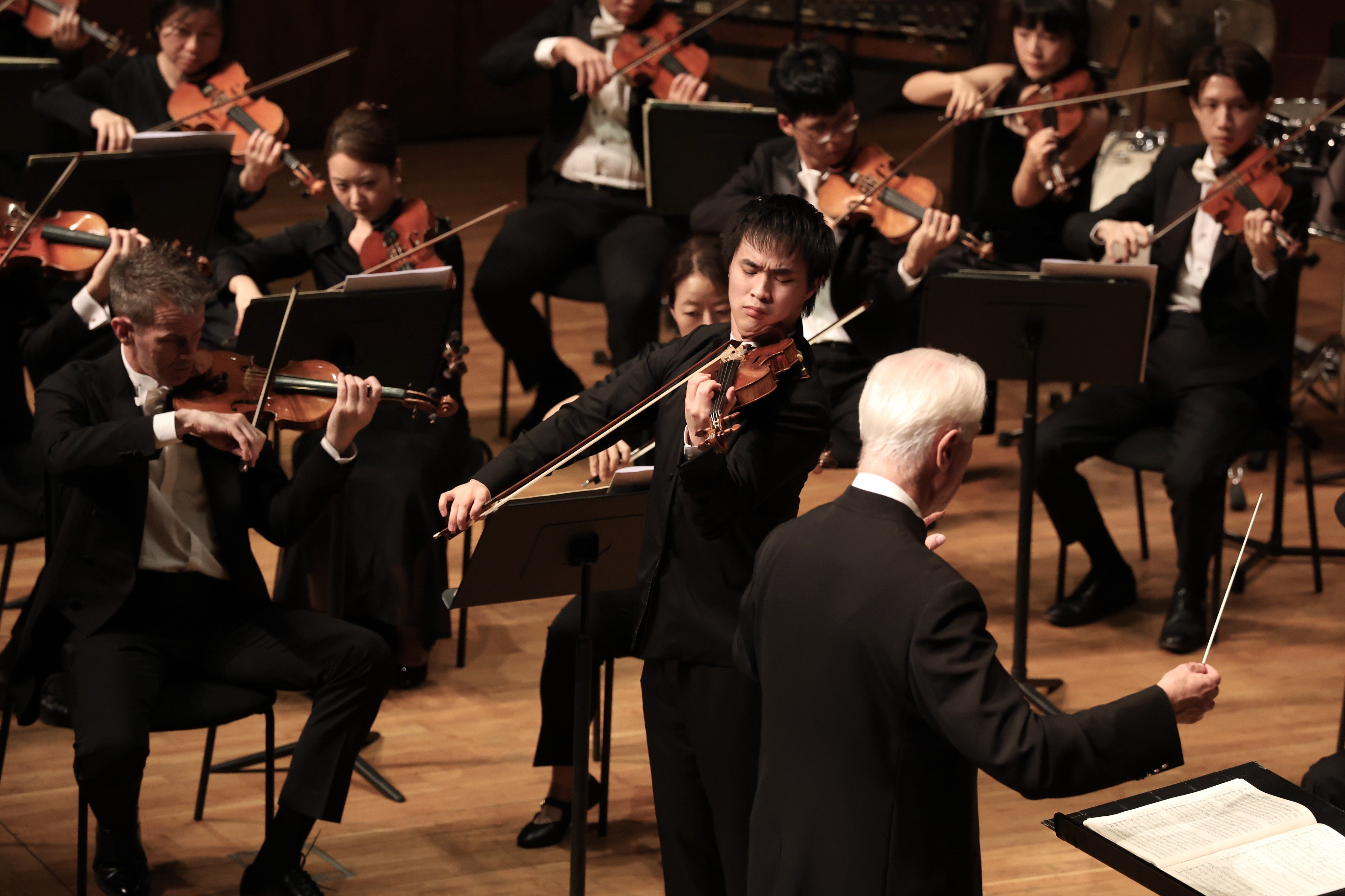 American violin virtuoso Kevin Zhu plays Edouard Lalo’s Symphonie Espagnole with Hong Kong Sinfonietta, conducted by Christoph Poppen, at Hong Kong City Concert Hall on September 26, 2026. Photo: Hong Kong Sinfonietta