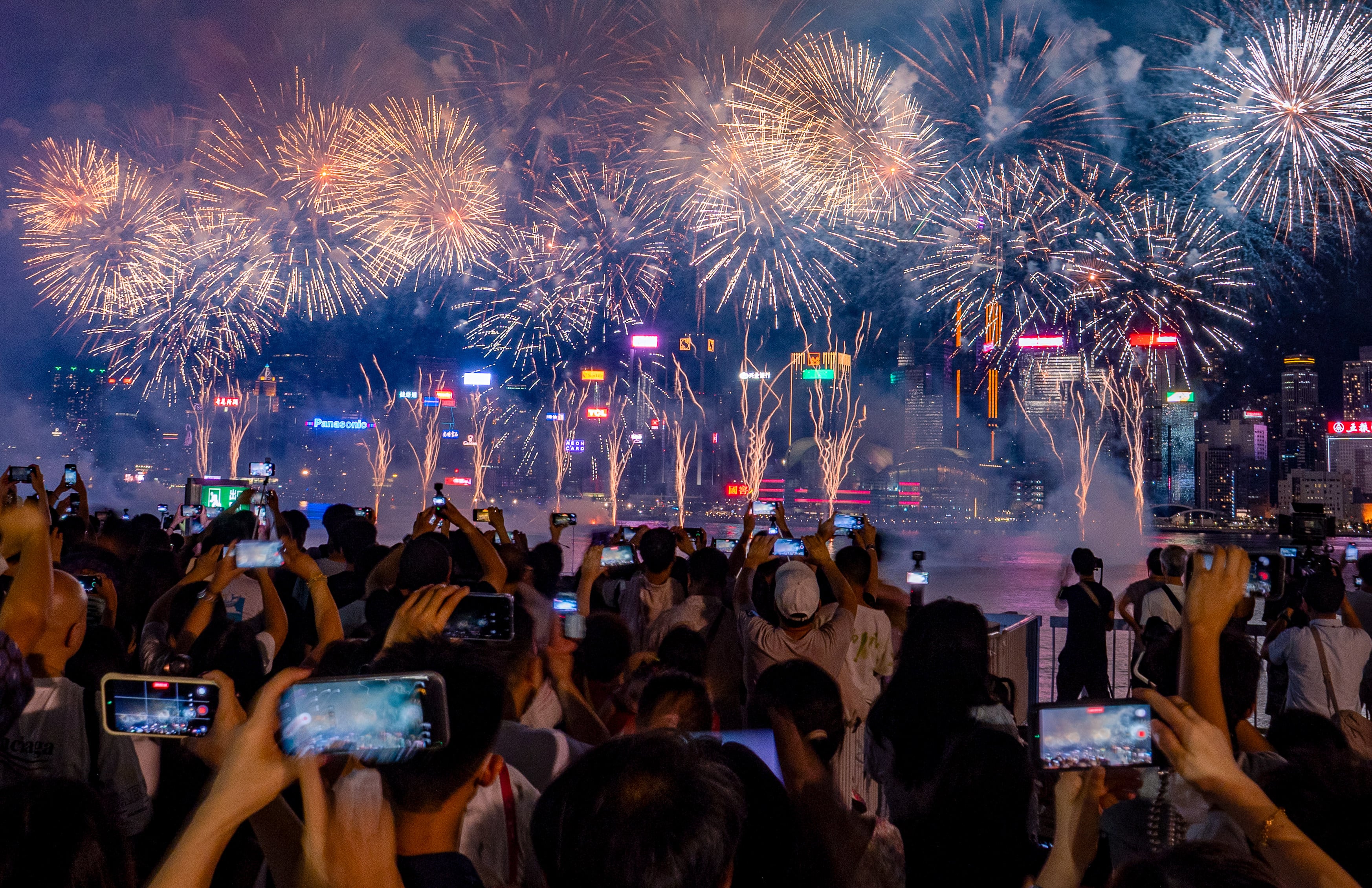 Crowds at the Tsim Sha Tsui waterfront. Photo: Elson Li