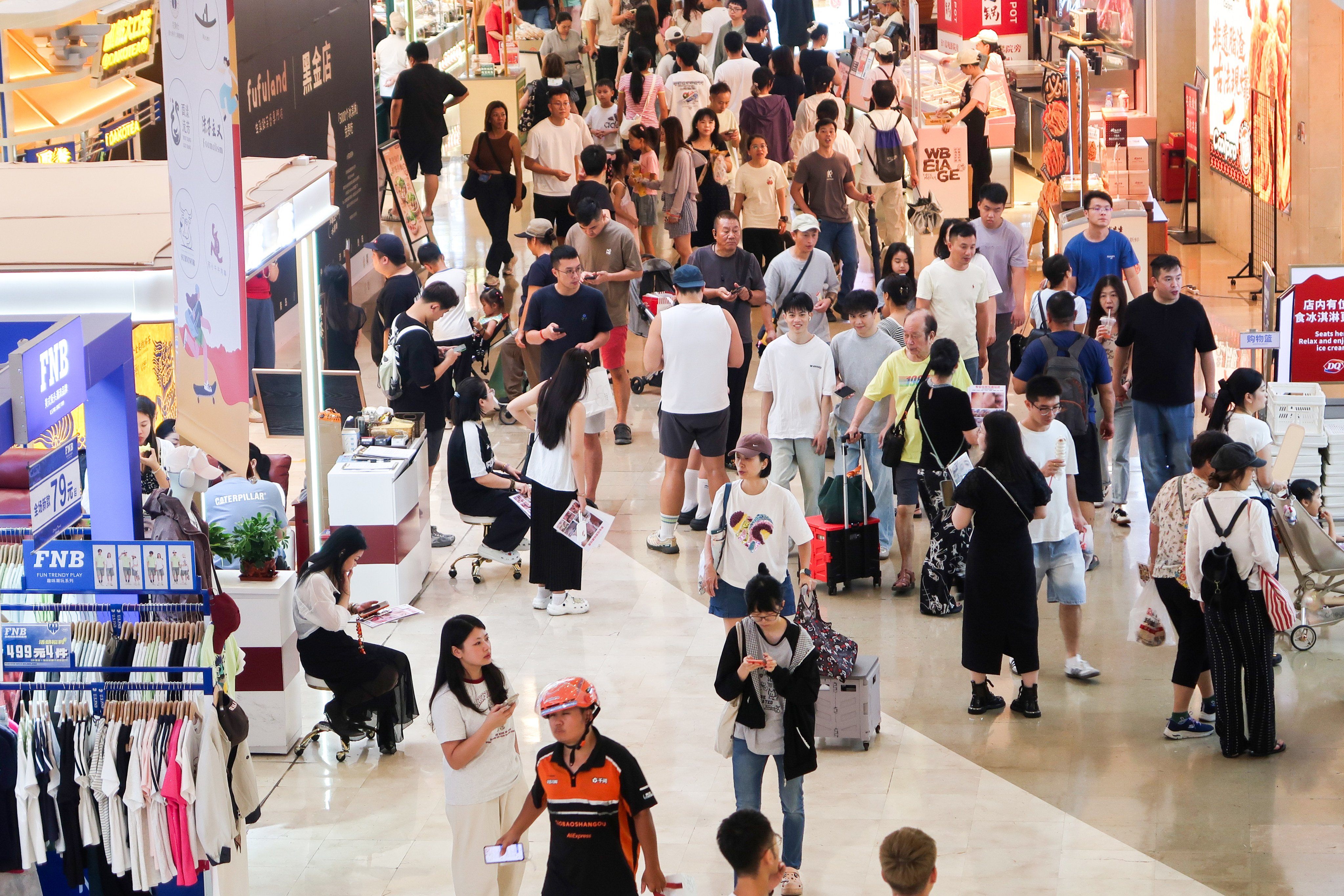 Customers pack a shopping centre in Futian district on National Day. Photo: Lexi Tian