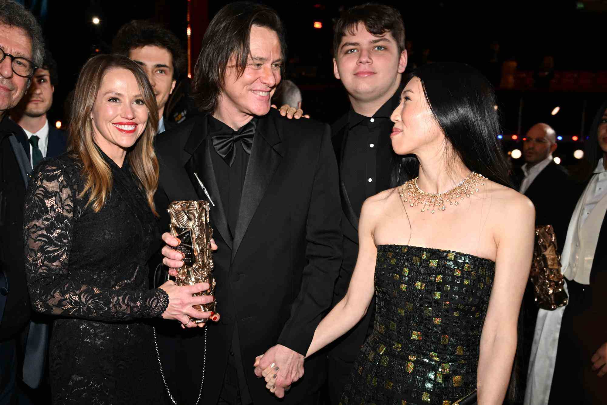 Jim Carrey holding hands with his partner, Min Ah. Photo: @JimCarreyOnline/X