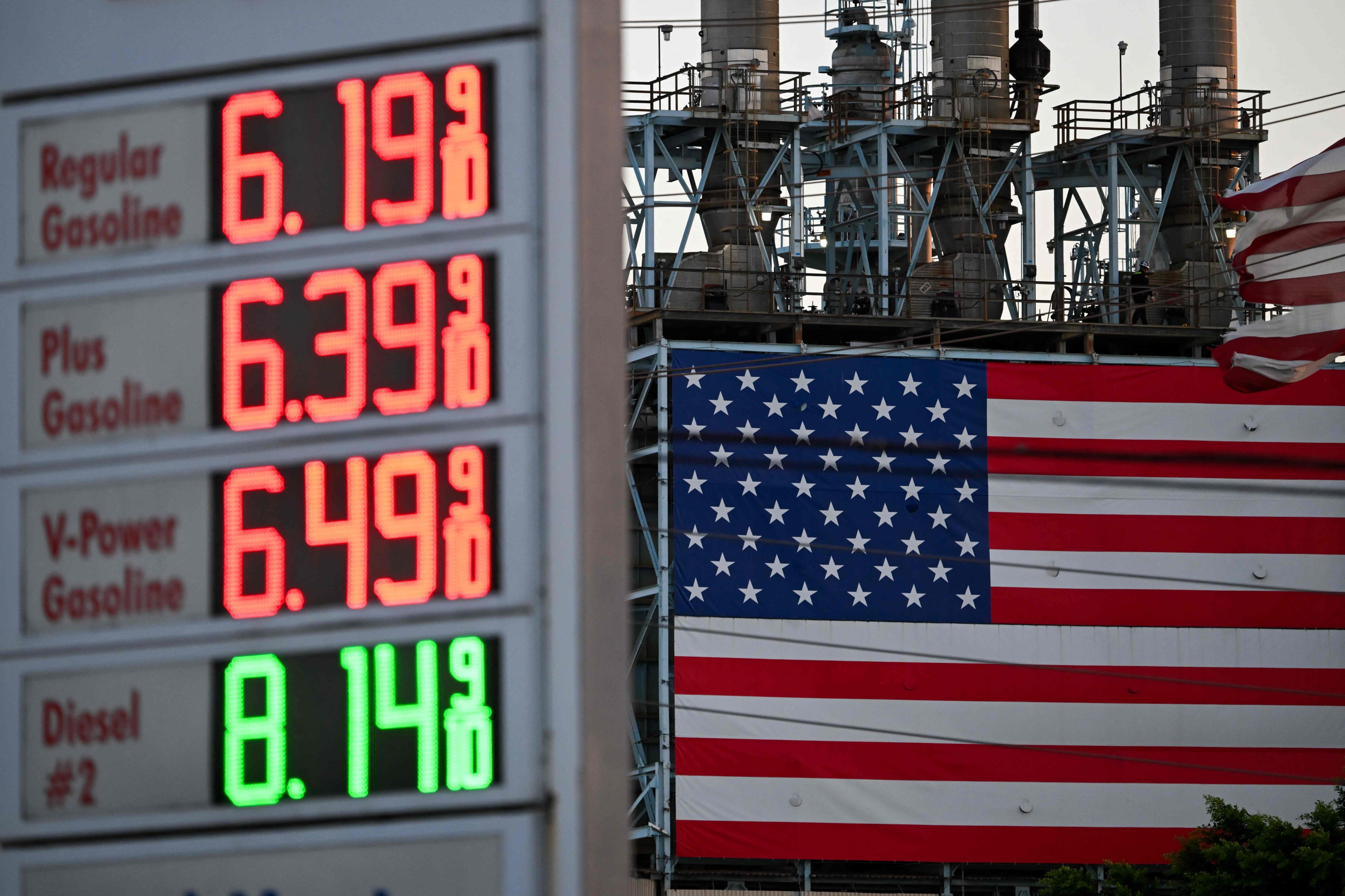 Prices are displayed at a Shell station across from a US flag outside the Marathon Petroleum Corp. Los Angeles Refinery in Carson, California, in September. Photo: AFP
