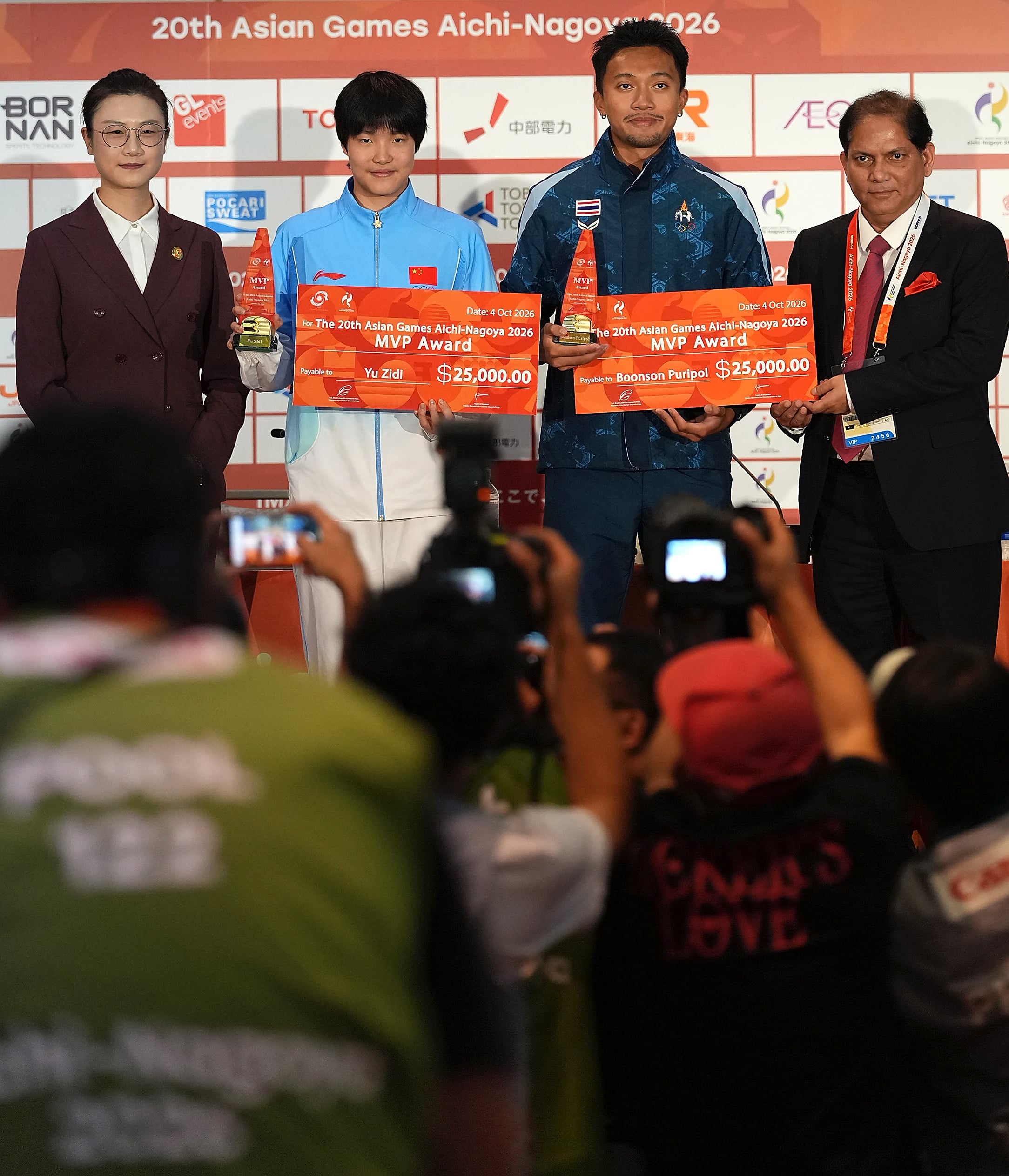 Asian Games MVPs Yu Zidi of China (second from left) and Thailand’s Boonson Puripol (second from right) with Olympic Council of Asia officials Ding Ning (left) and Vinod Kumar Tiwari on Sunday. Photo: Xinhua