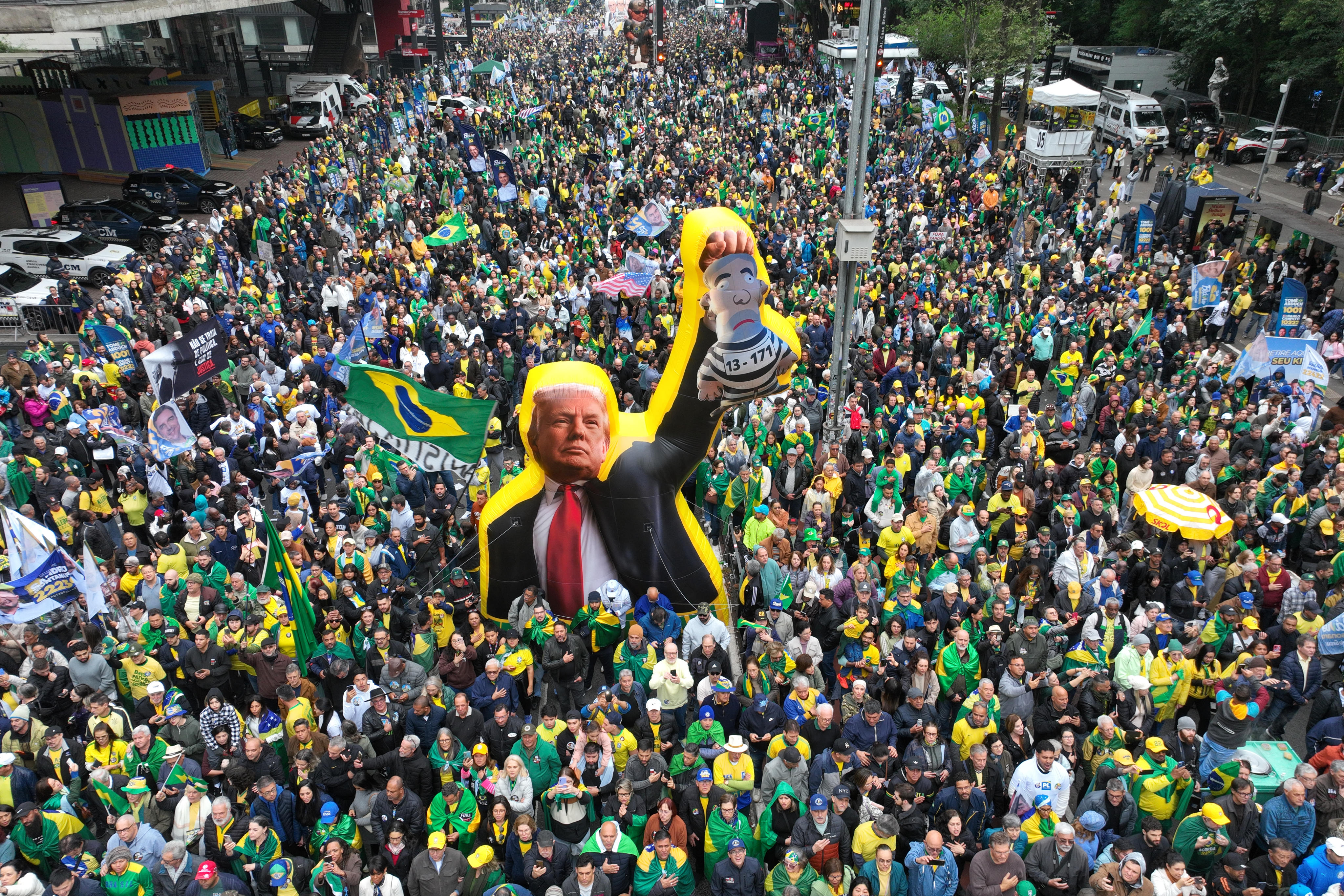 Supporters of Flavio Bolsonaro march with an effigy of US President Donald Trump holding a doll depicting Brazilian President Luiz Inacio Lula da Silva as a prisoner in Sao Paulo, Brazil, during an Independence Day event on September 7. Photo: AP