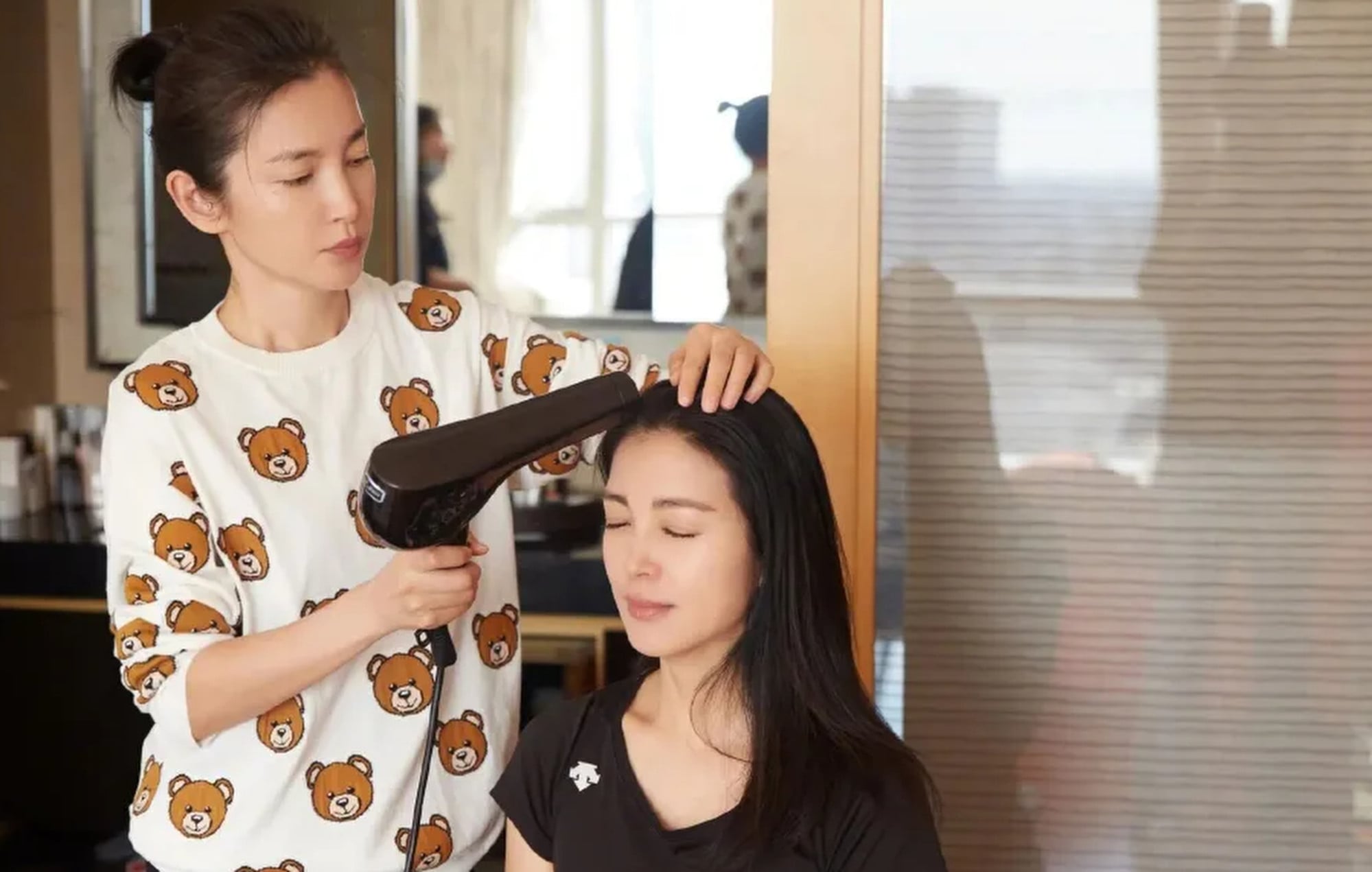 The photo above captures a rare behind-the-scenes moment where Li Xue helps her sister, Li Bingbing, get ready for a public appearance. Photo: QQ.com