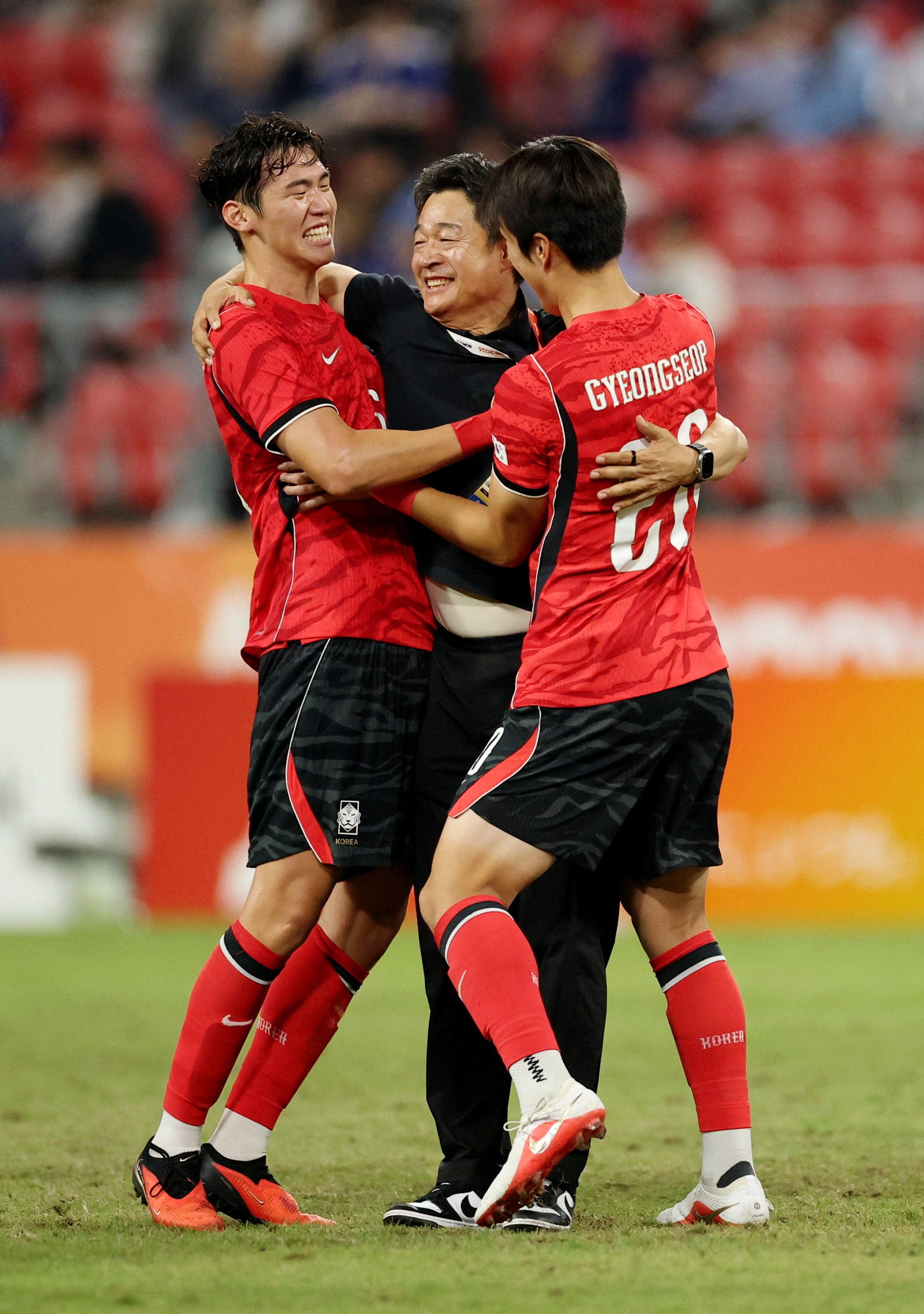 South Korean team captain Lee Gi-hyuk (left) celebrates winning the Asian Games gold medal with his coach and teammate on Saturday. Photo: Reuters