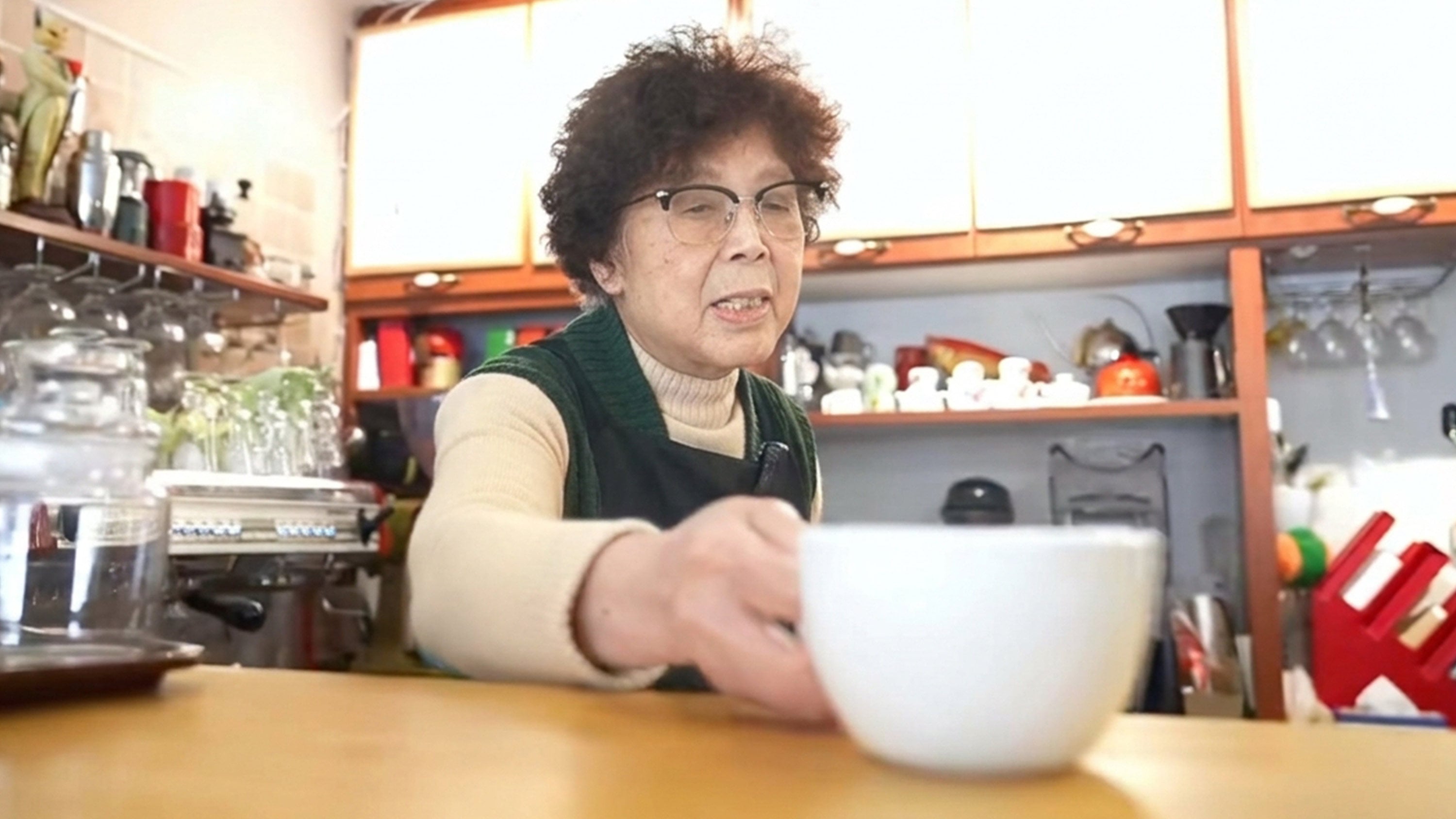 Known as the “Coffee Grandma,” this 86-year-old Qingdao resident has taken the internet by storm while inspiring women to embrace self-reliance and independence. Photo: Douyin