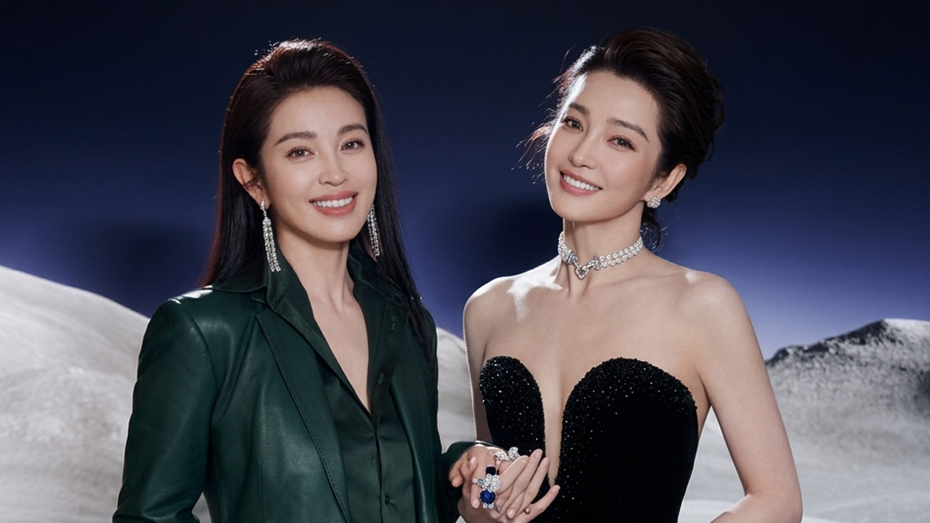 Celebrated actress Li Bingbing (right), a Golden Horse winner with 42 million Weibo followers, with her younger sister, manager, and confidante, Li Xue (left). Photo: QQ.com