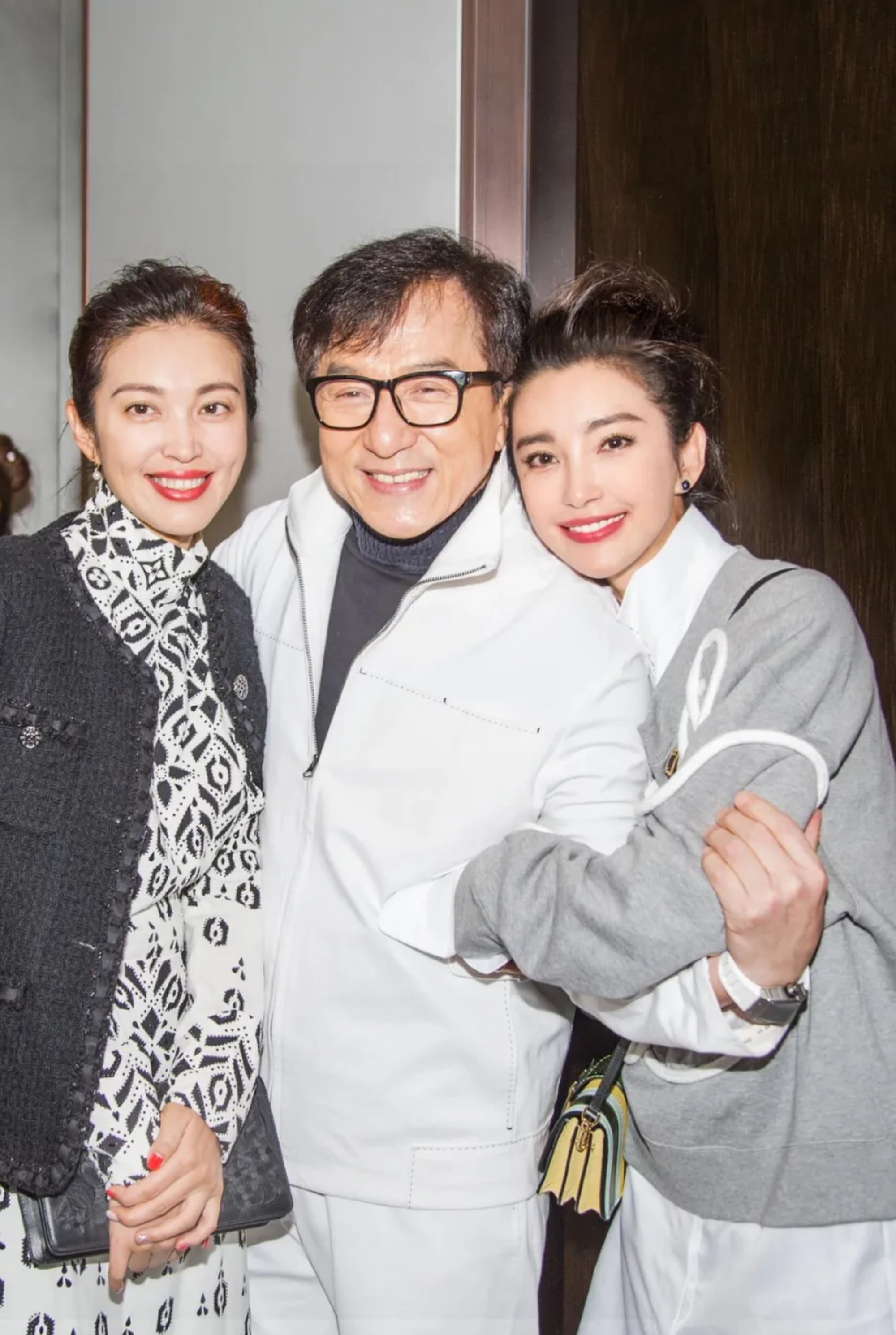 The photo captures both sisters sharing a memorable moment with superstar Jackie Chan. Photo: QQ.com