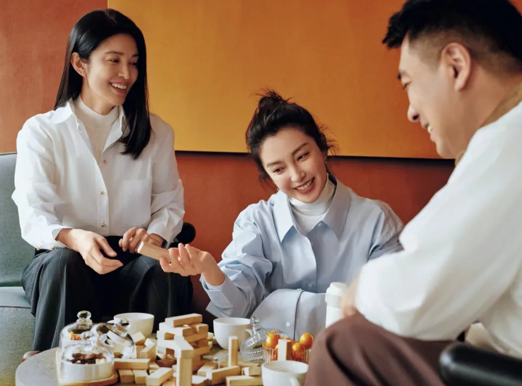 Li Bingbing, centre, and Li Xue, left, share an incredibly close bond, making theirs a legendary partnership in the entertainment industry. Here, the sisters are captured enjoying a rare moment of downtime and relaxation. Photo: QQ.com