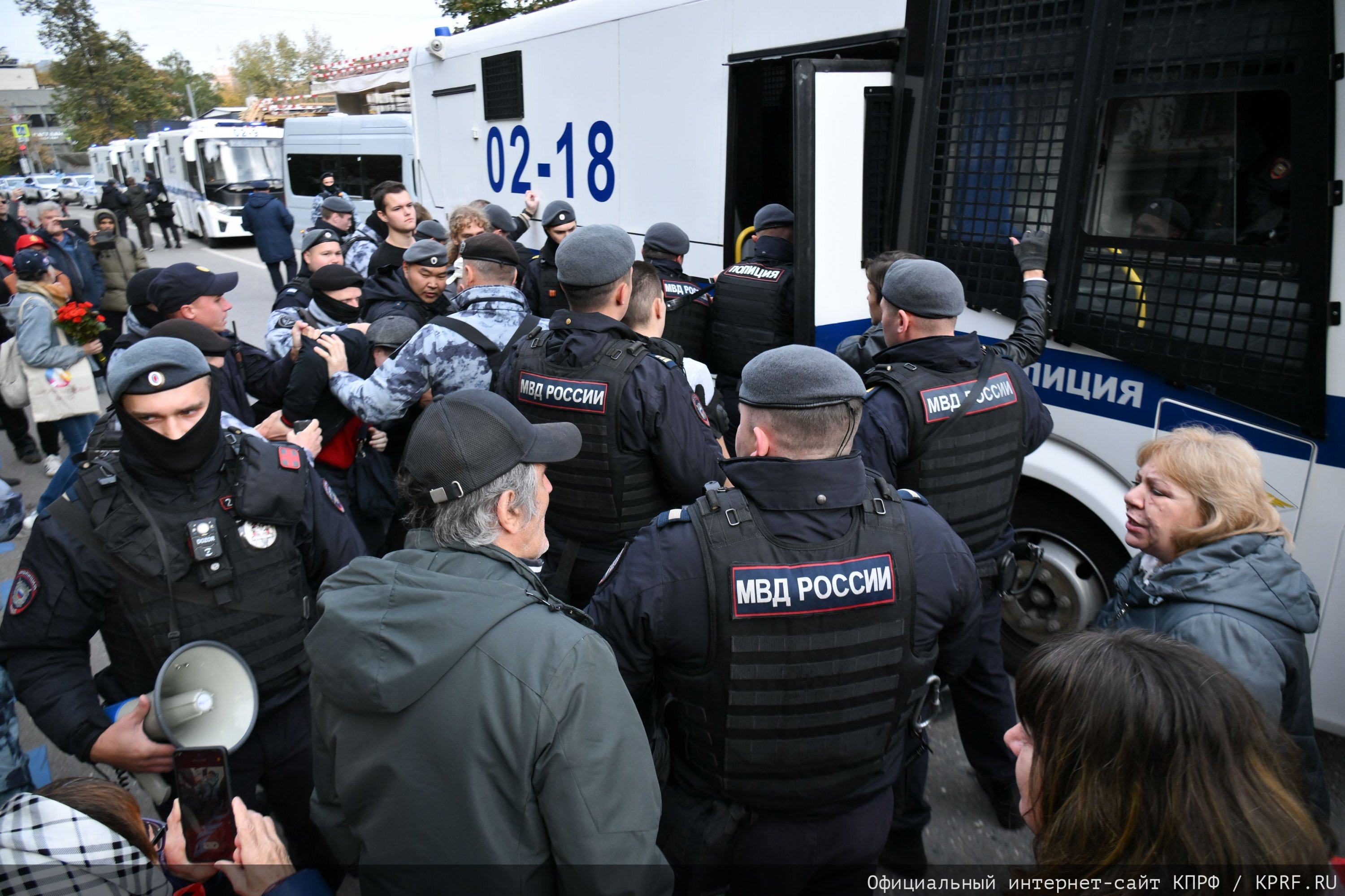 Police detain demonstrators after a rally marking the anniversary of the 1993 clashes between government forces and supporters of the rebellious parliament, in Moscow, Russia on Sunday. Photo: Russian Communist Party Press Service via AP