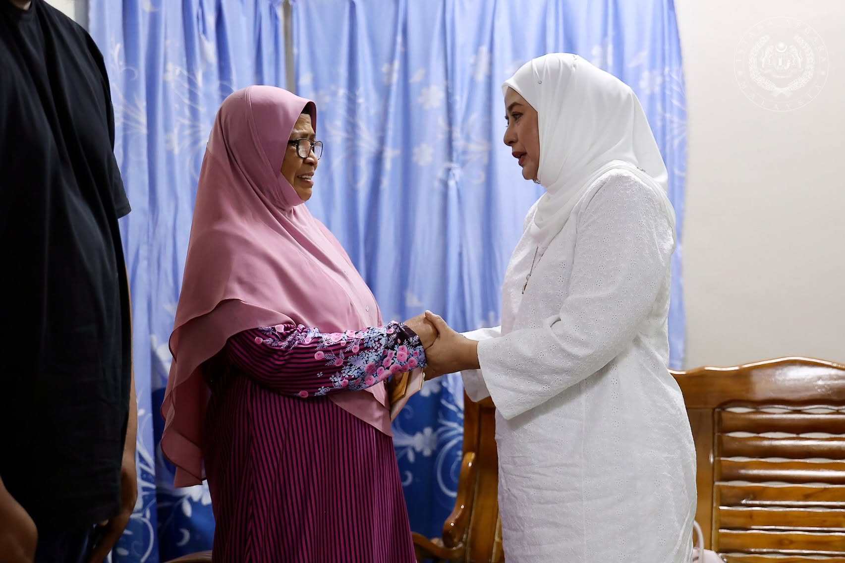 Malaysia’s Queen Raja Zarith Sofiah (right) consoles the family members of the late Irene Sofiya. Photo: Facebook/officialsultanibrahim