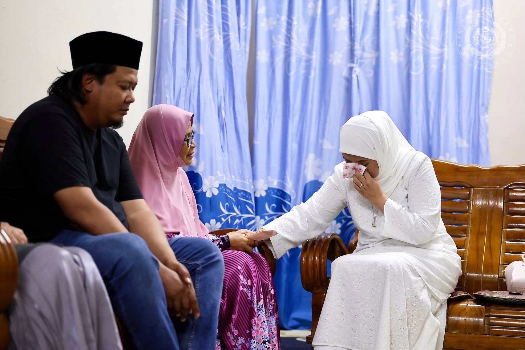 Malaysia’s Queen Raja Zarith Sofiah (right) pays a condolence visit to the family of the late Irene Sofiya. Photo: Facebook/officialsultanibrahim