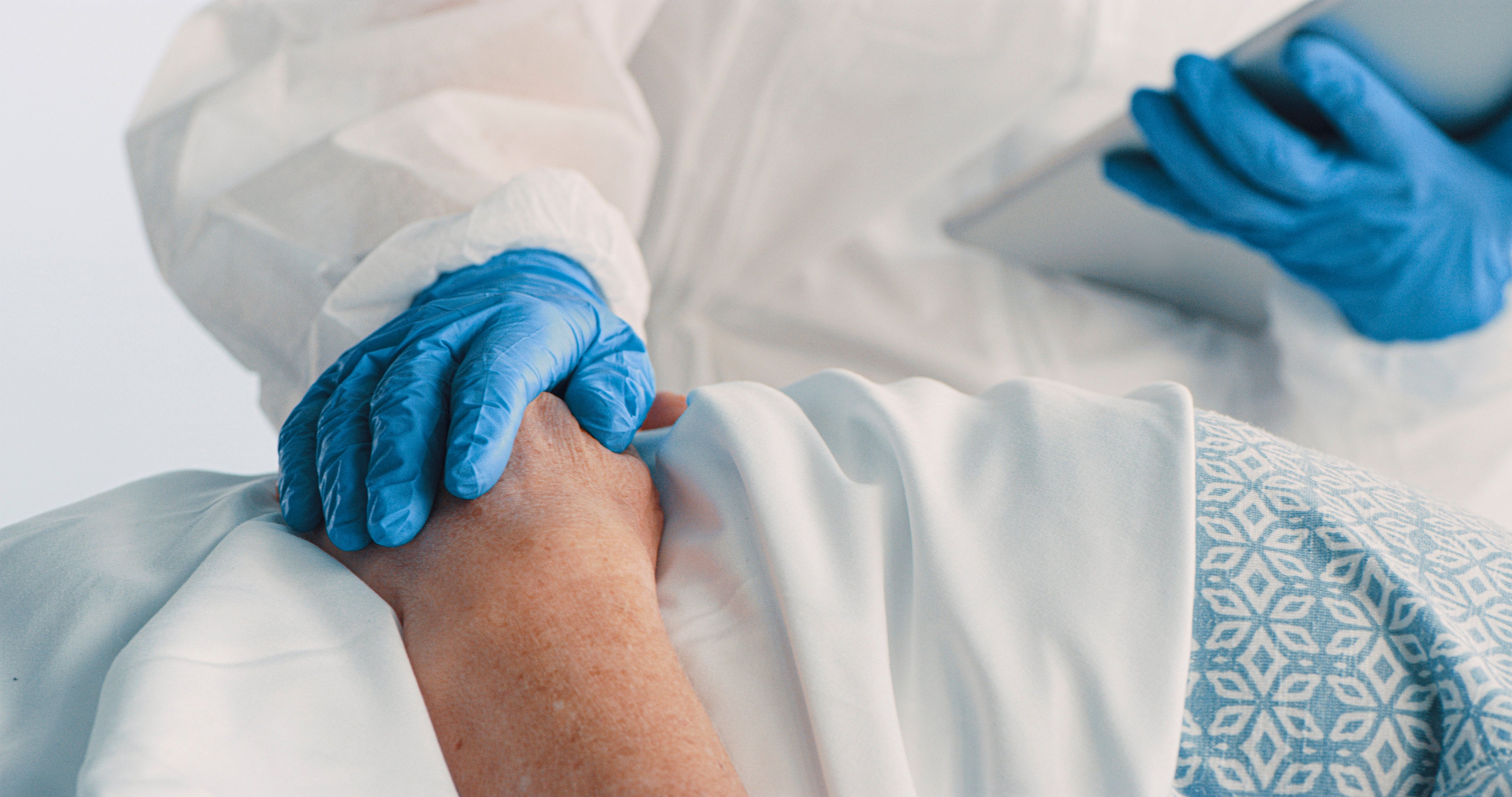 A doctor monitors symptoms on a tablet. The study covered more than 1,200 patients with advanced-stage cancer. Photo: Getty Images