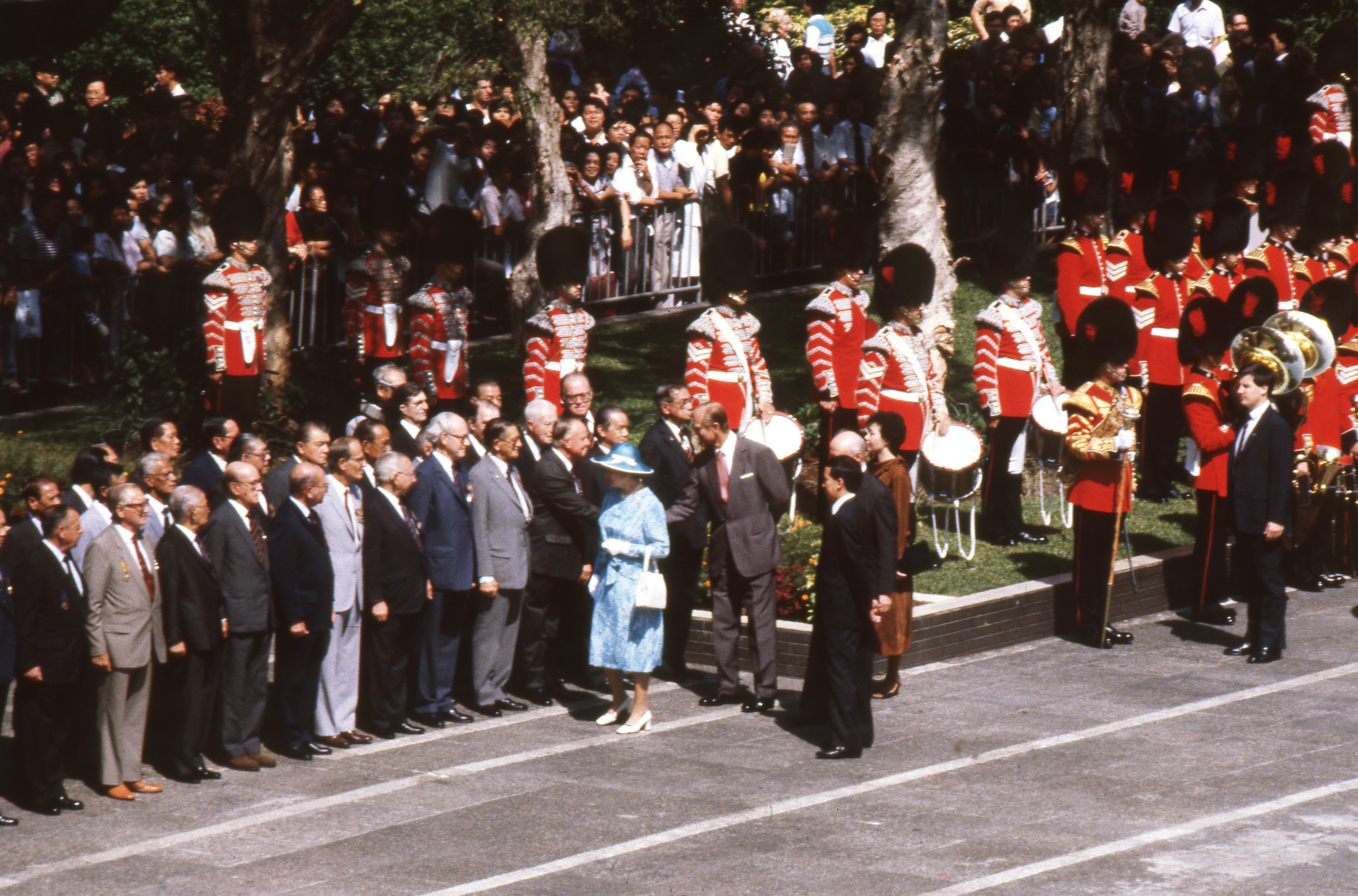 Queen Elizabeth II inspects the Guard of Honour of the Duke of Edinburgh’s Own Gurkha Rifles (left) on October 21, 1986, and meets Hong Kong’s veterans at the Cenotaph in Statue Square. She is accompanied by Hong Kong’s then governor, Sir Edward Youde (back). File photo: SCMP