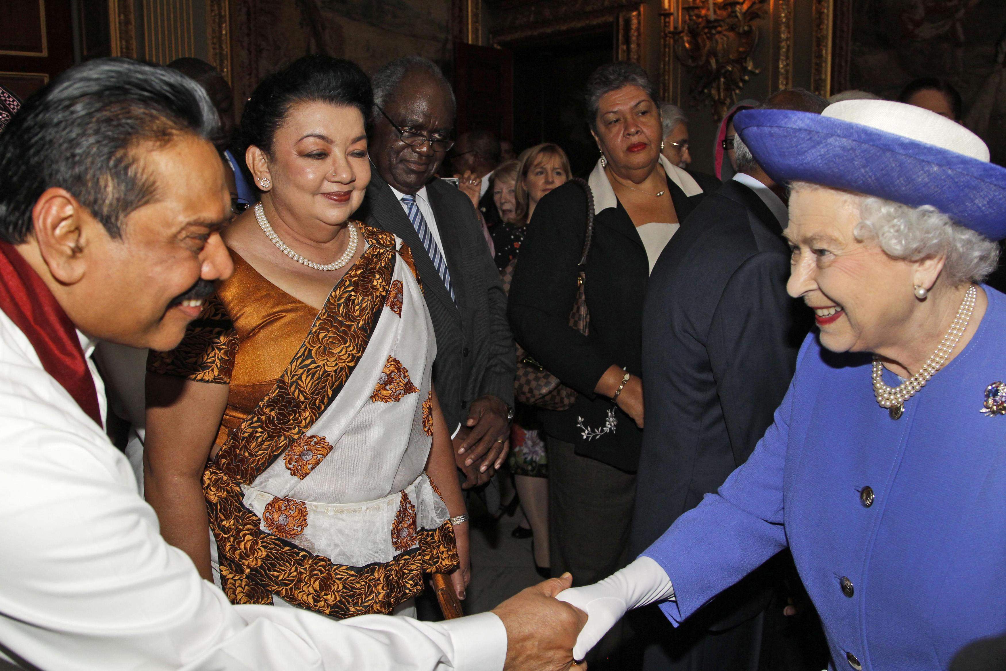 Britain’s Queen Elizabeth (right) meets Sri Lanka’s President Mahinda Rajapaksa (left) and his wife Shiranthi Rajapaksa during a reception in central London on June 6, 2012. Photo: Reuters