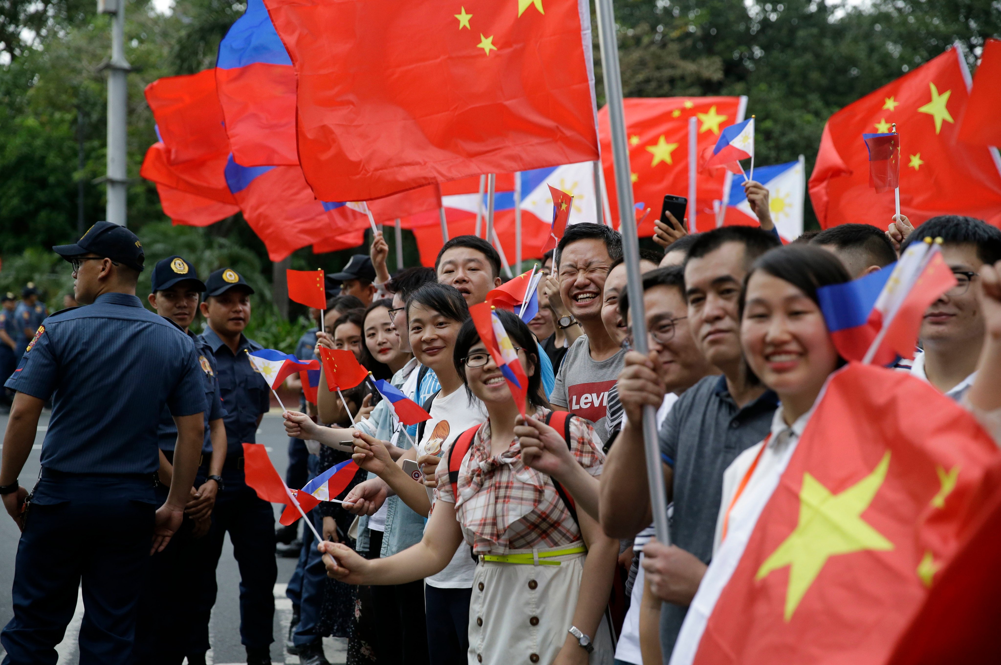 Chinese business owners and students react as the convoy of President Xi Jinping drives near their location in Manila on November 20, 2018. Educational and cultural exchanges between the Philippines and China have dwindled in recent years amid increasingly frosty relations. Photo: AP