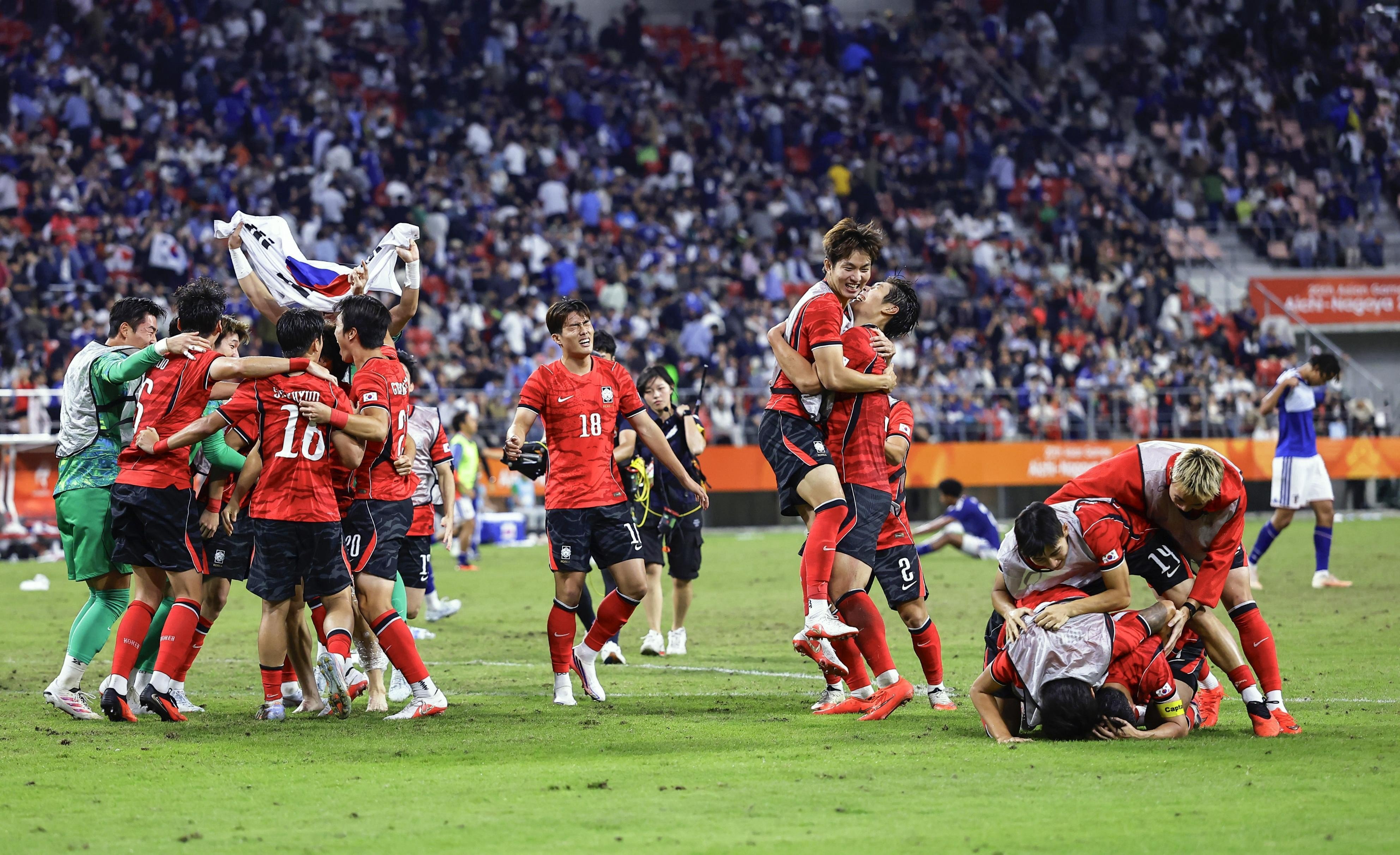 South Korea players celebrate beating Japan in the final of the men’s football at the Asian Games. Photo: AP