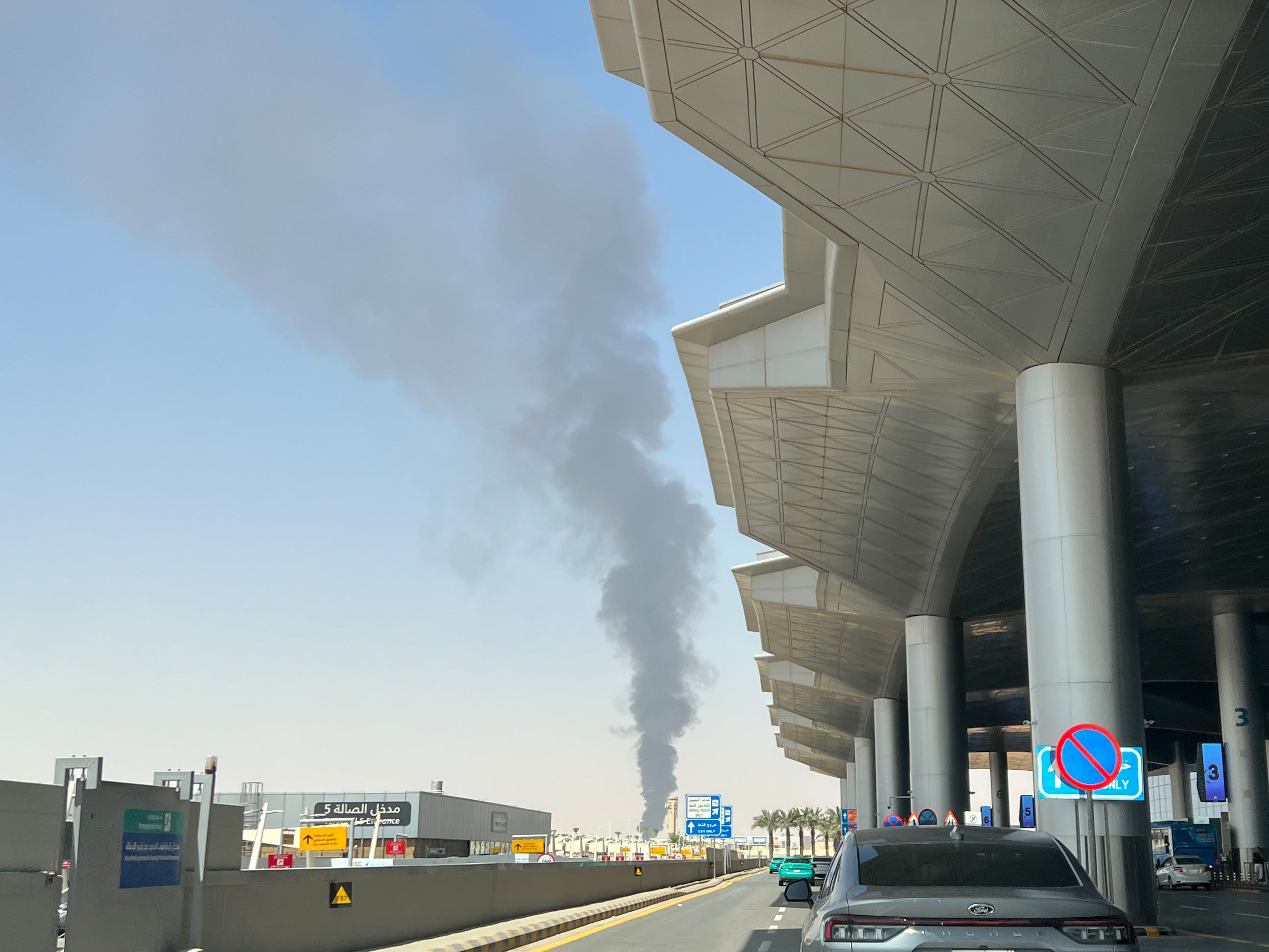 Thick smoke rises near Riyadh's King Khalid International Airport following a Houthi attack on September 19. Photo: Xinhua