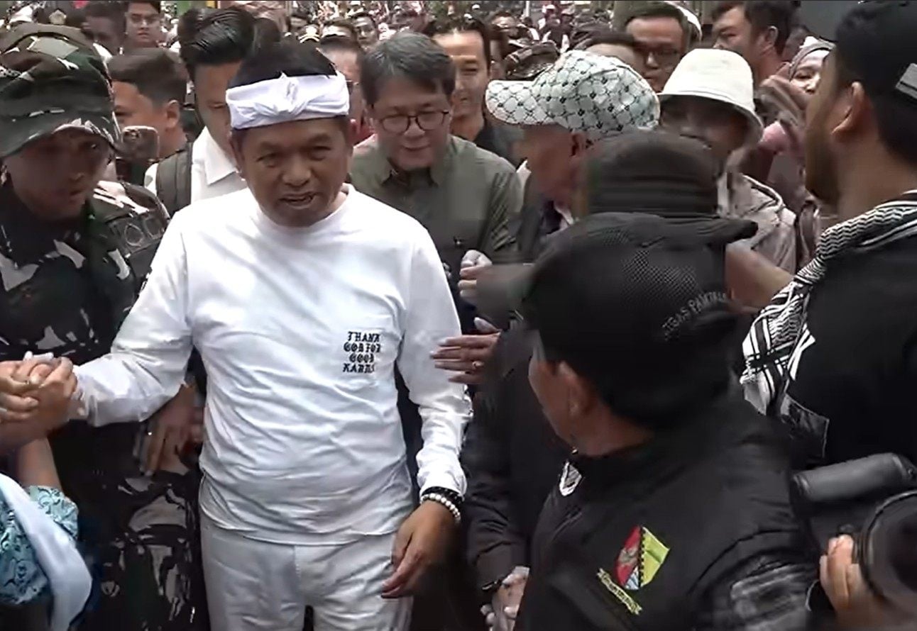 Dedi Mulyadi arrives at Mount Wayang, West Java, Indonesia, to announce his initiative to pay farmers to replant the mountain’s nearby forests. Photo: YouTube/Lembur Pakuan