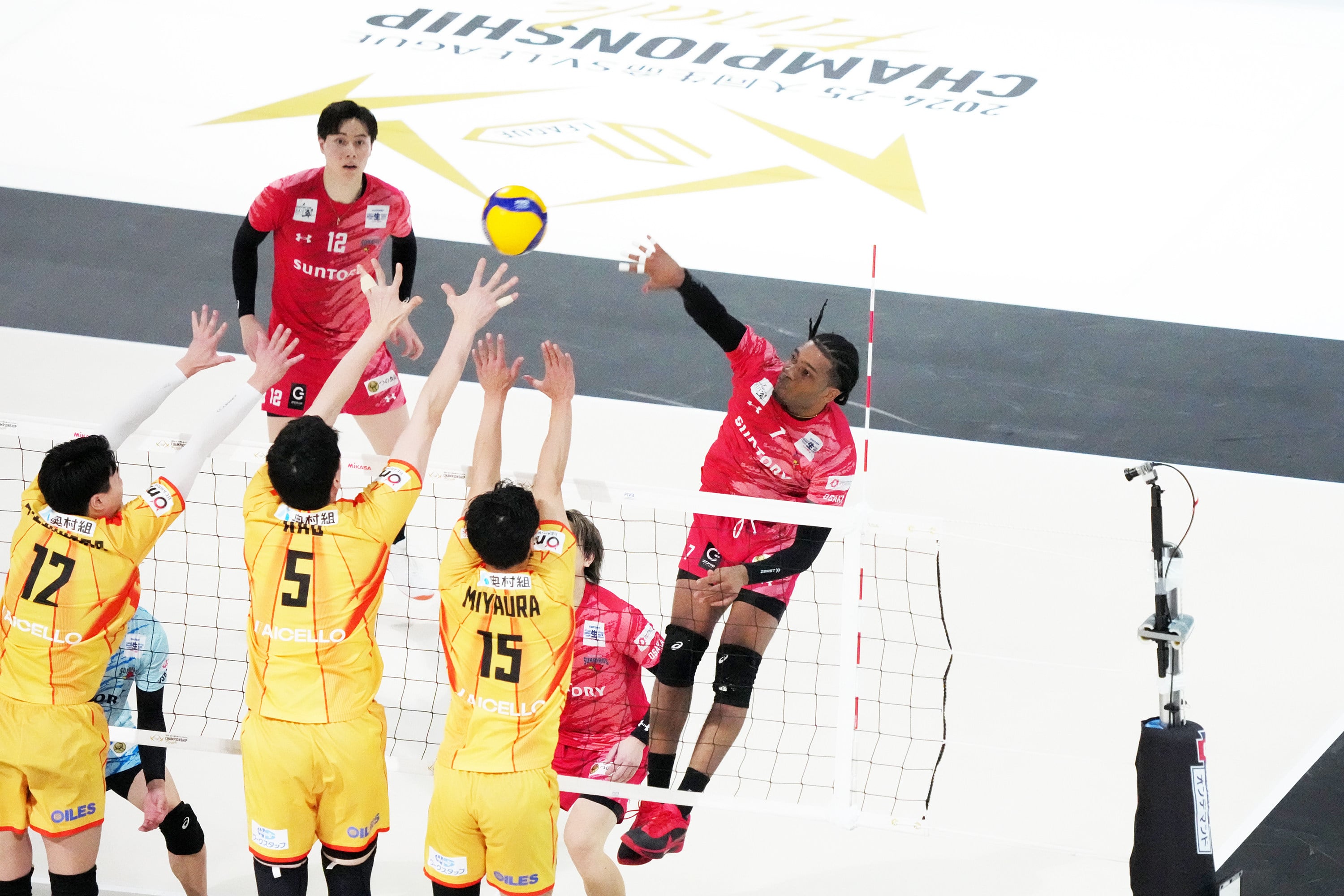 Alain De Armas of Suntory Sunbirds Osaka in action during Game 2 of the SV League men’s championship final against Jtekt Stings Aichi. Photo: Getty Images