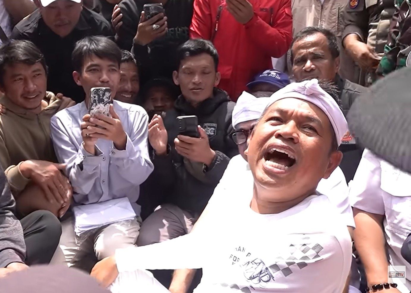 West Java governor Dedi Mulyadi addresses a crowd of local residents who helped extinguish a forest fire at Mount Gede, West Java, Indonesia, in early September. Photo: YouTube/Kang Dedi Mulyadi