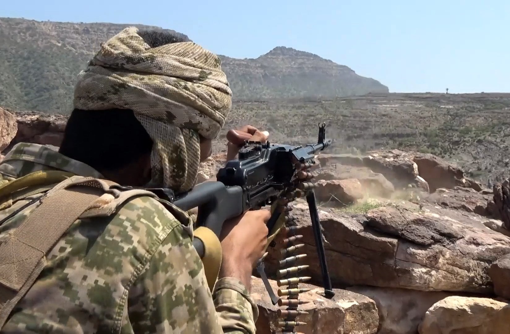 A Houthi fighter participates in an offensive against Saudi-backed Yemeni forces in Taiz province, Yemen. Photo: EPA