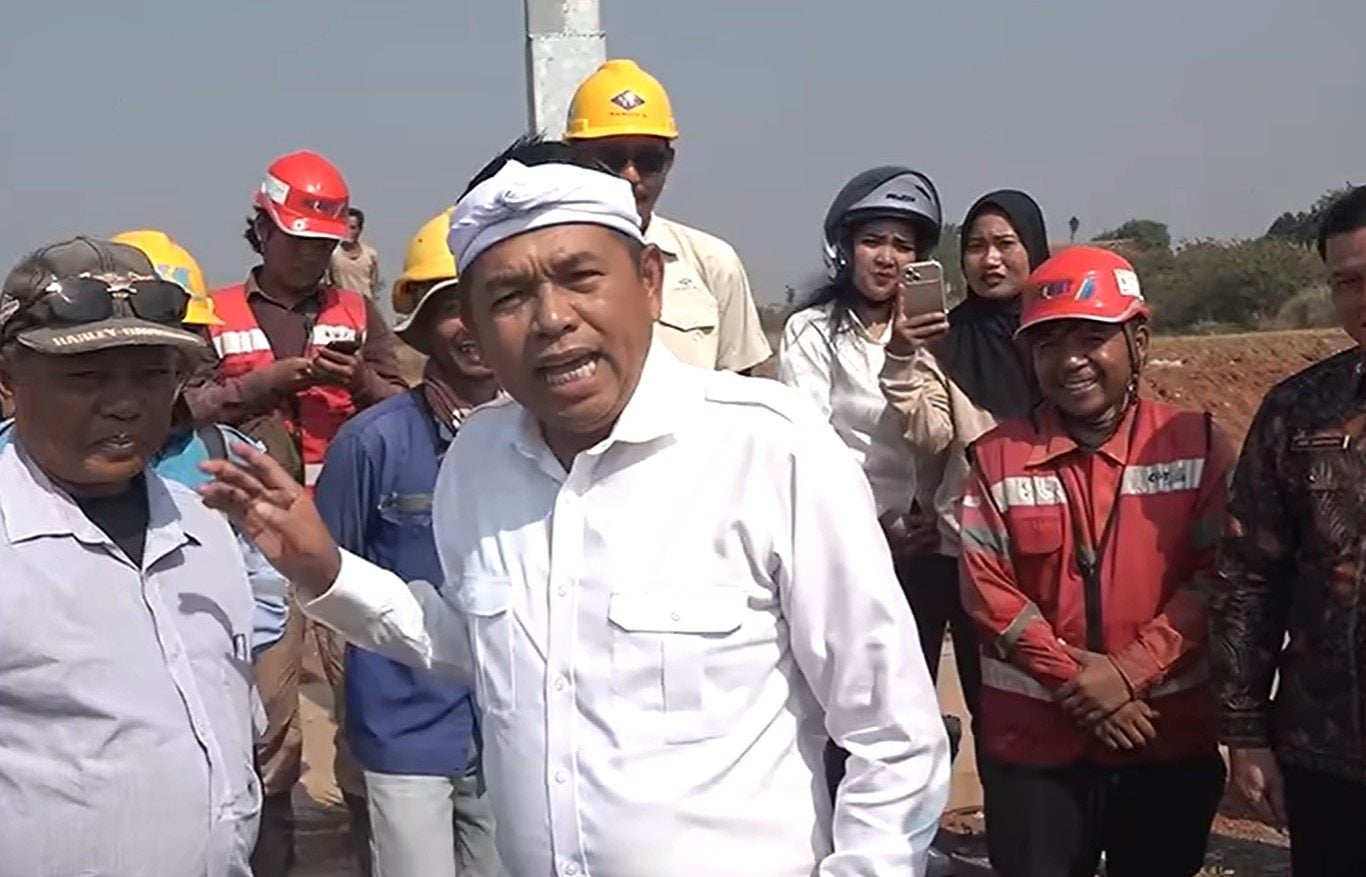 Dedi Mulyadi addresses a crowd of workers and local residents complaining about local recruitment scams. Photo: Kang Dedi Mulyadi Channel / Youtube