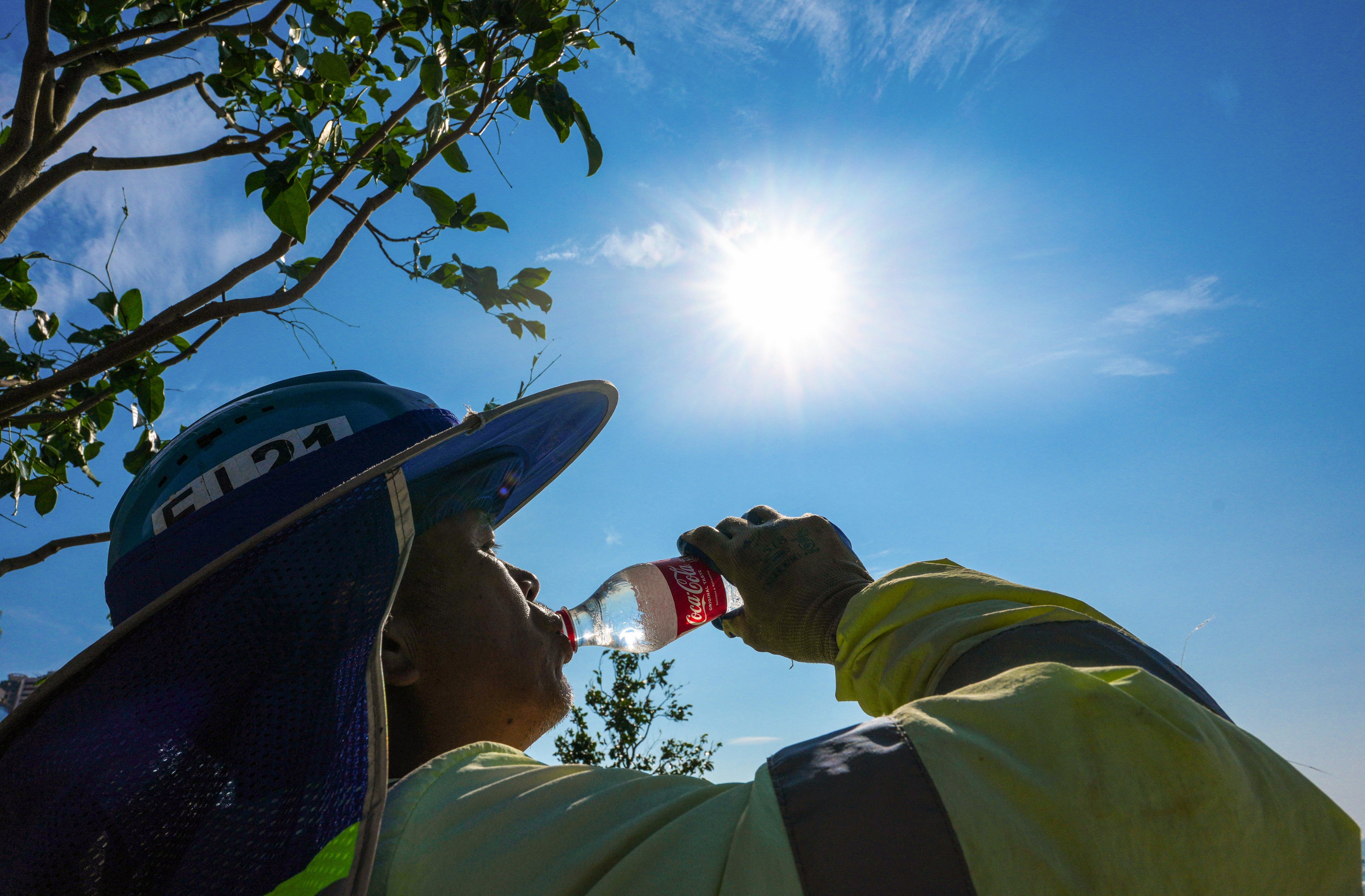 The Labour Department issues heat-stress alerts for outdoor workers when temperatures soar. Photo: Karma Lo