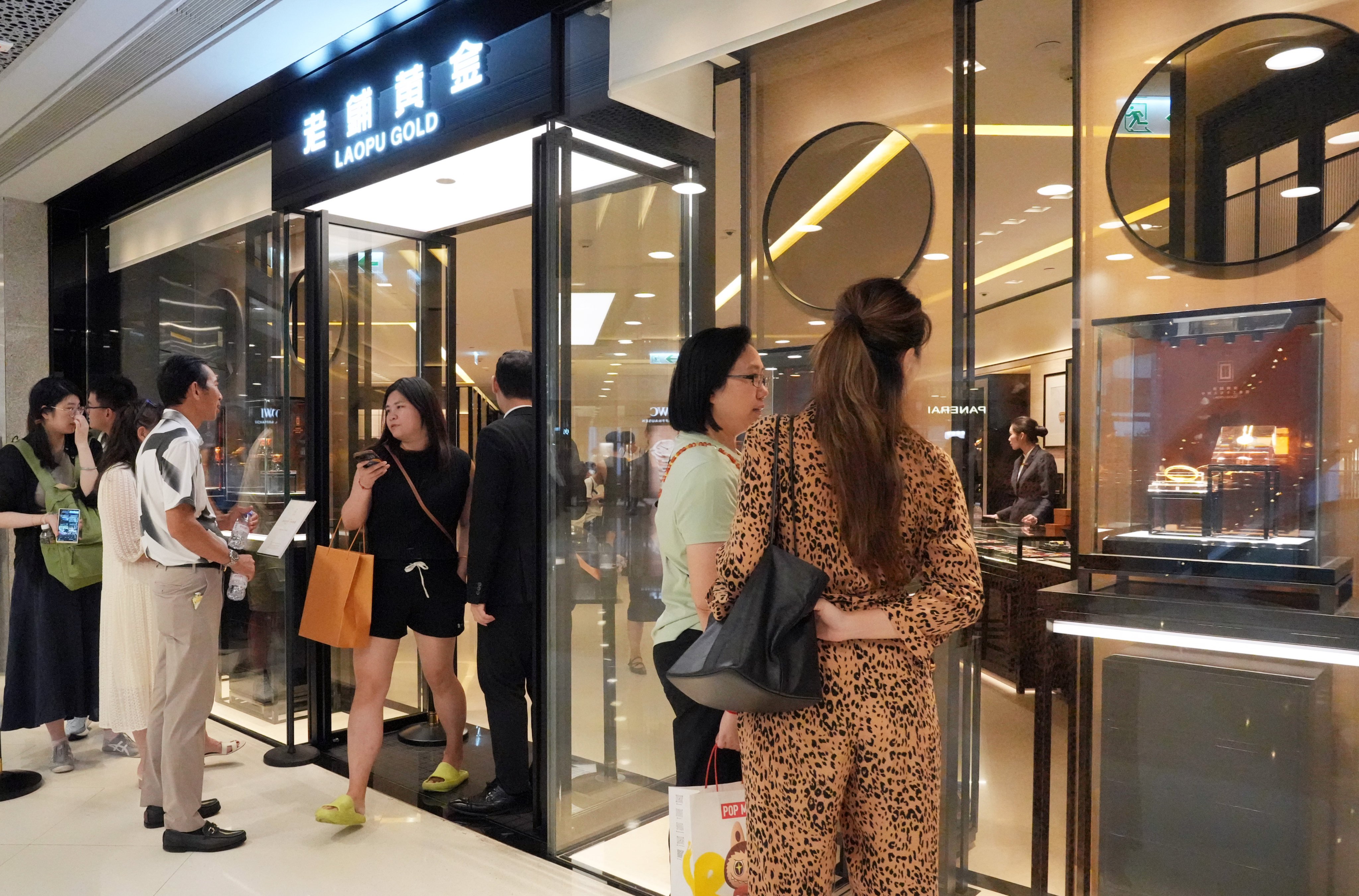 Shoppers check out a Laopu Gold branch. Photo: May Tse