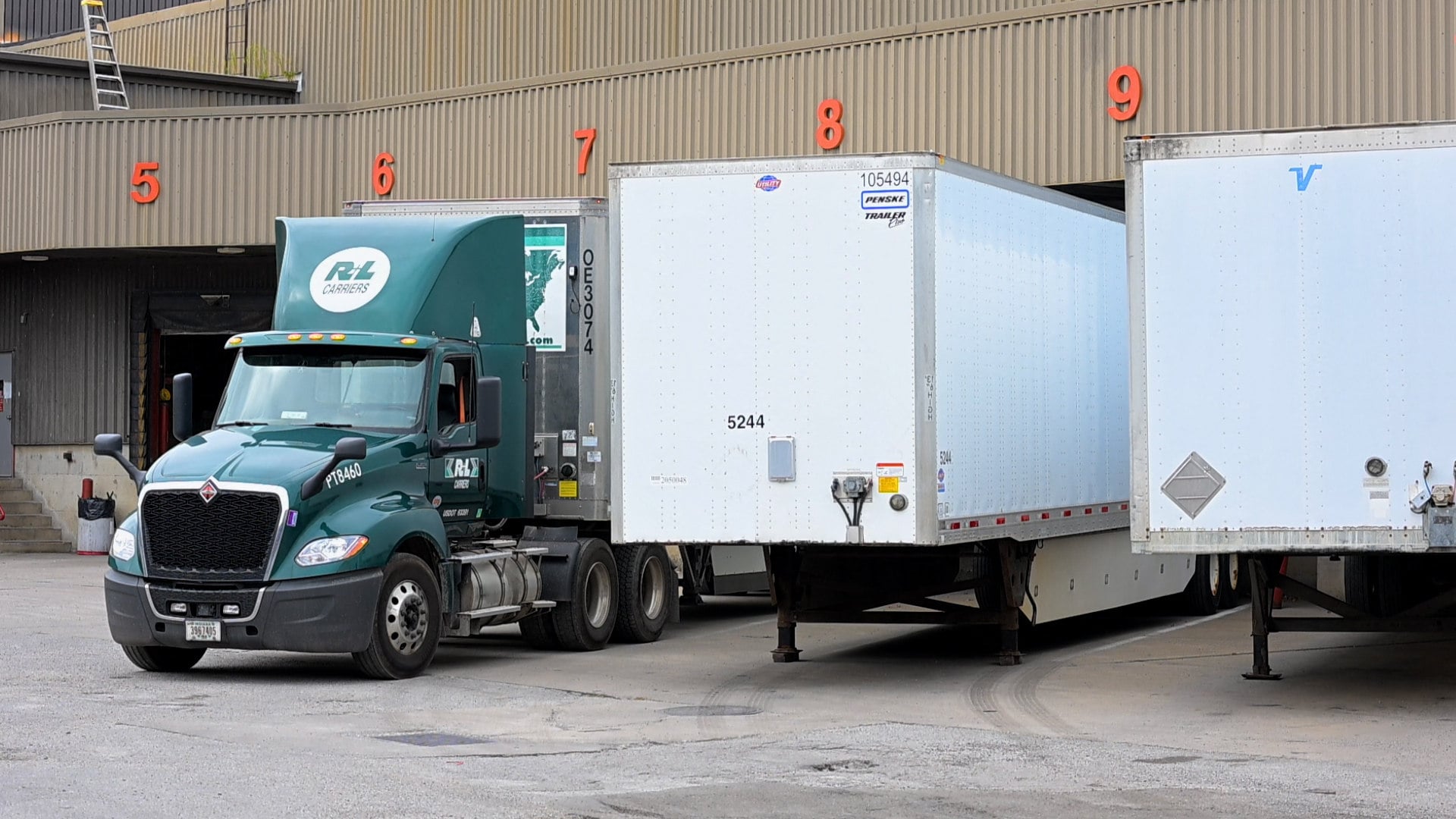 Vehicles are parked at loading docks at a factory in Warren, Ohio, on September 30. Photo: AFP
