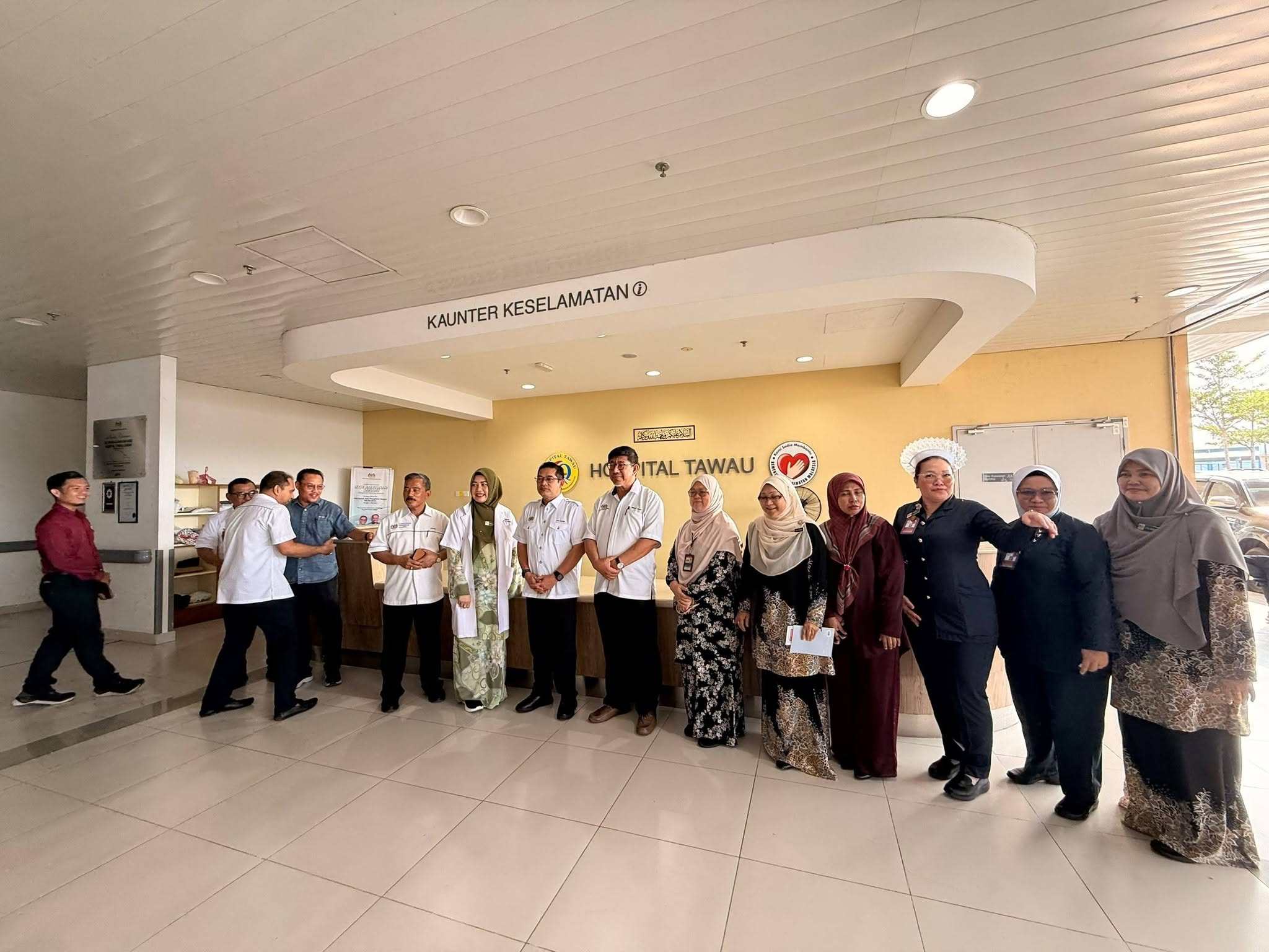 Employees at Tawau Hospital in Sabah, Malaysia. Photo: Facebook/sdhtawau