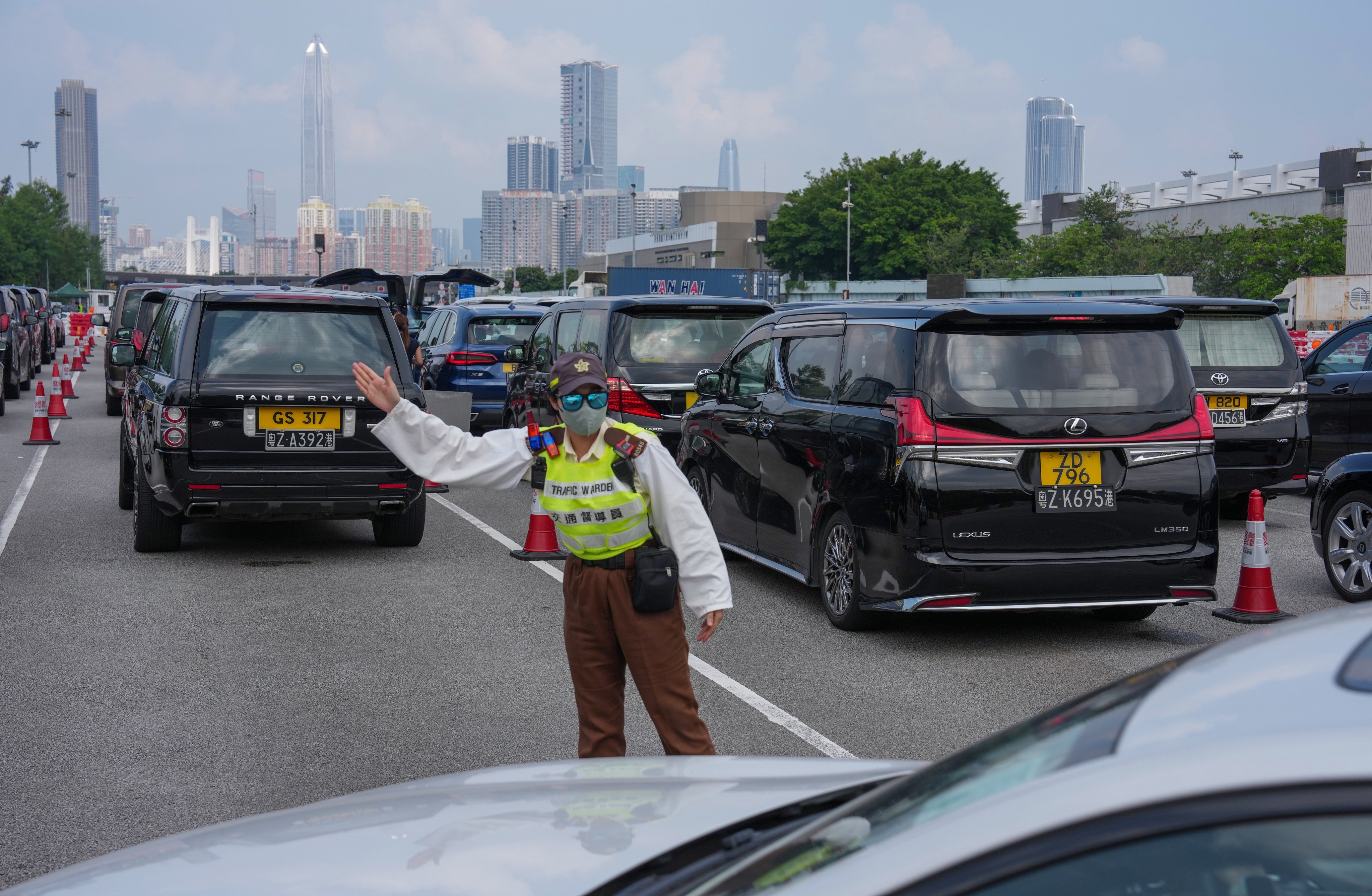 Vehicles queue on San Sham Road before crossing the border. Photo: Kit Lai