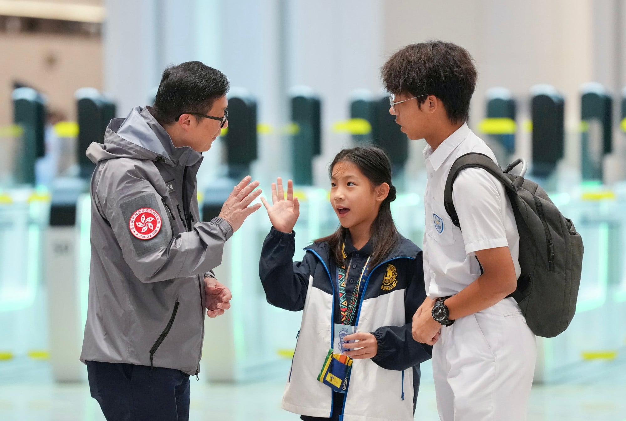 Secretary for Security Chris Tang (left) welcomes inbound travellers. Photo: Karma Lo Secretary for Security Chris Tang (left) welcomes inbound travellers. Photo: Karma Lo