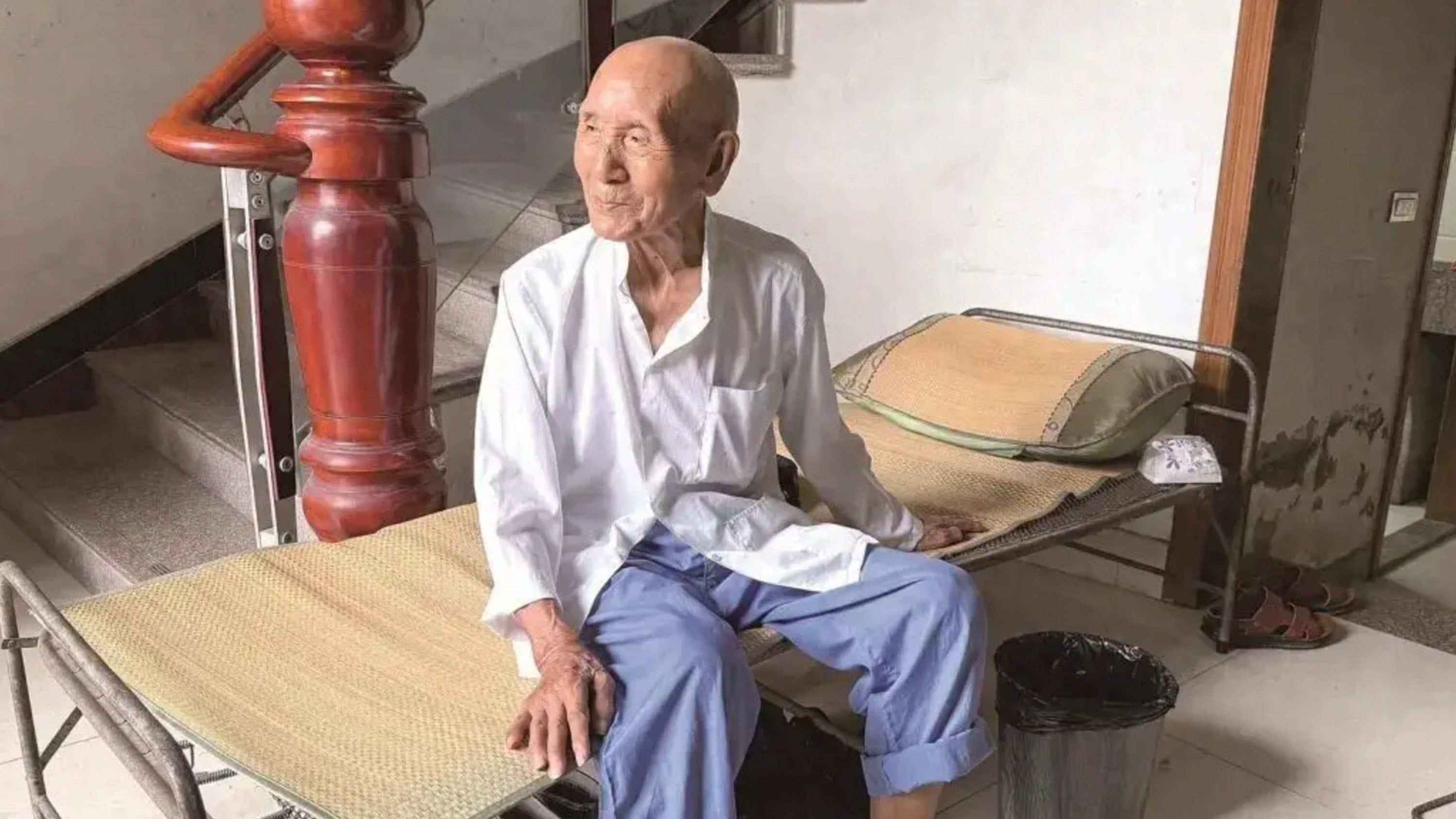 Defying all rules of ageing, a 101-year-old Chinese great-grandfather lives fully independently while happily indulging in fresh seafood and entire cases of Coke and Sprite. Photo: Sohu