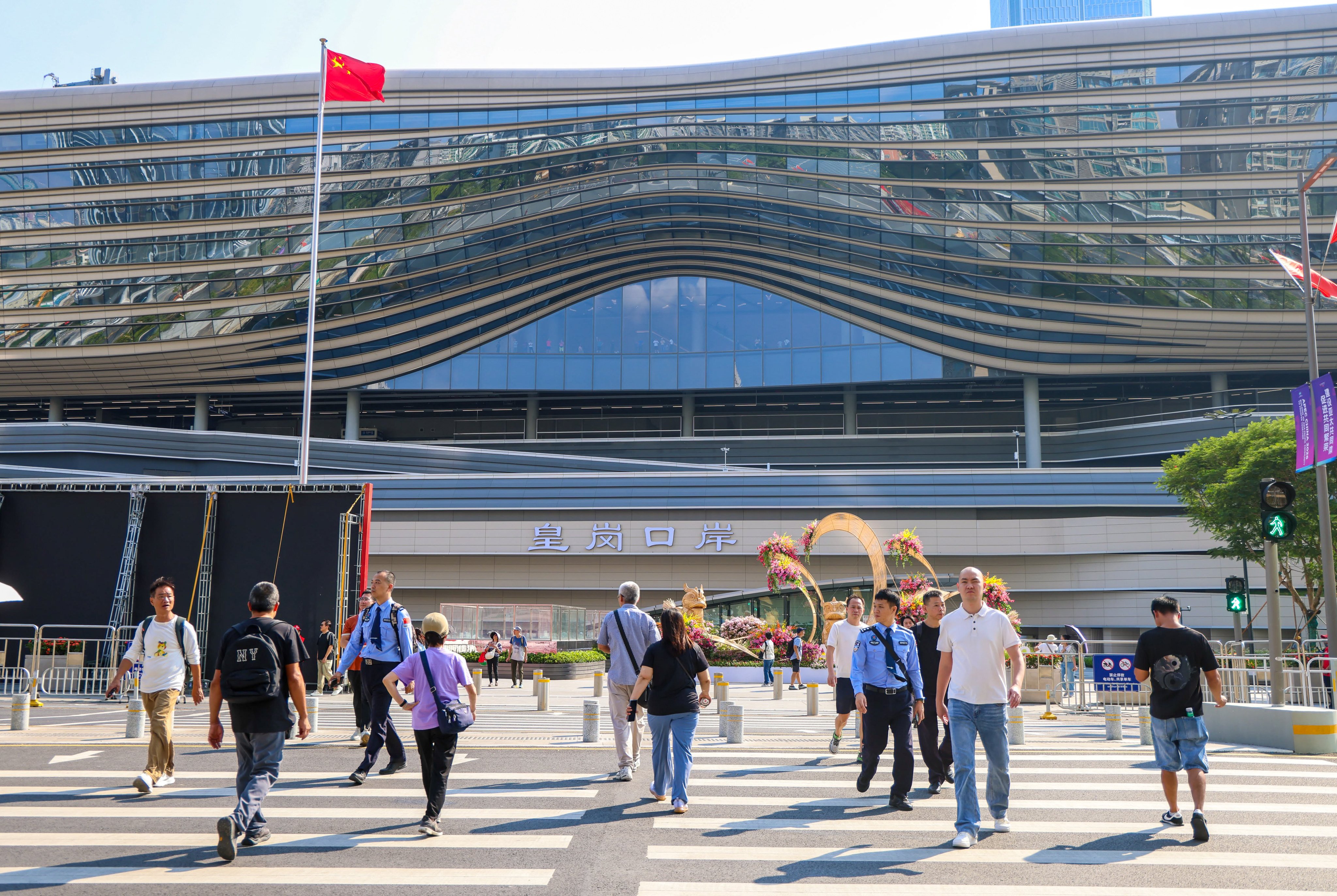 The commercial arcade opposite the new Huanggang Port in Shenzhen. Photo: Silvia Siu