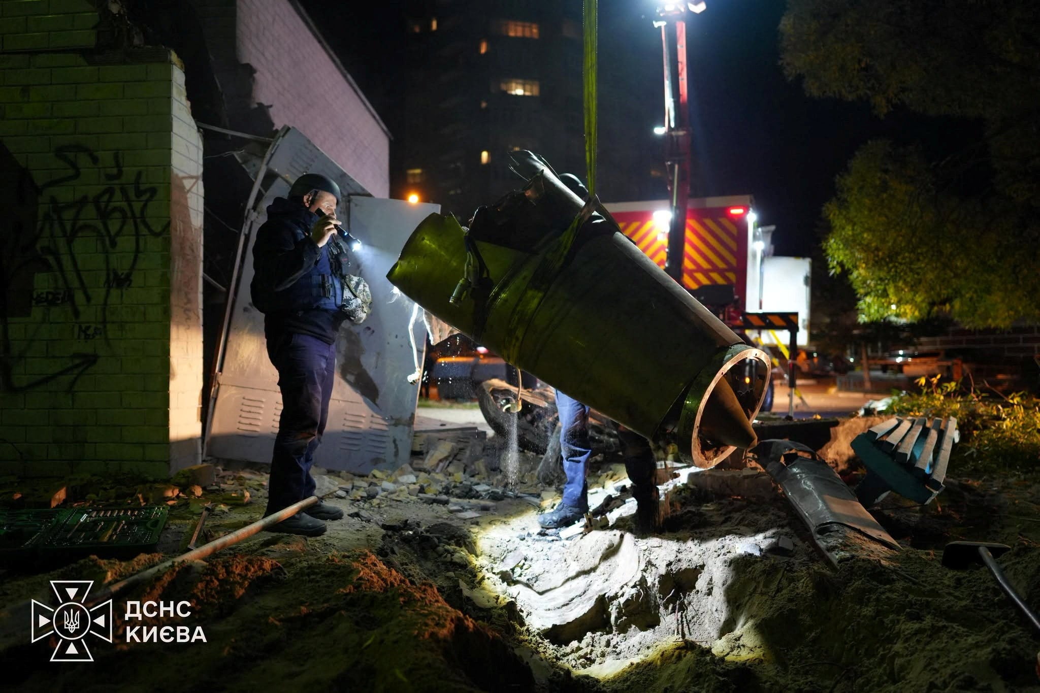 An unexploded warhead of a Russian ballistic missile in a residential area in Kyiv on October 10, 2026 after an interception. Photo: State Emergency Service of Ukraine via Reuters