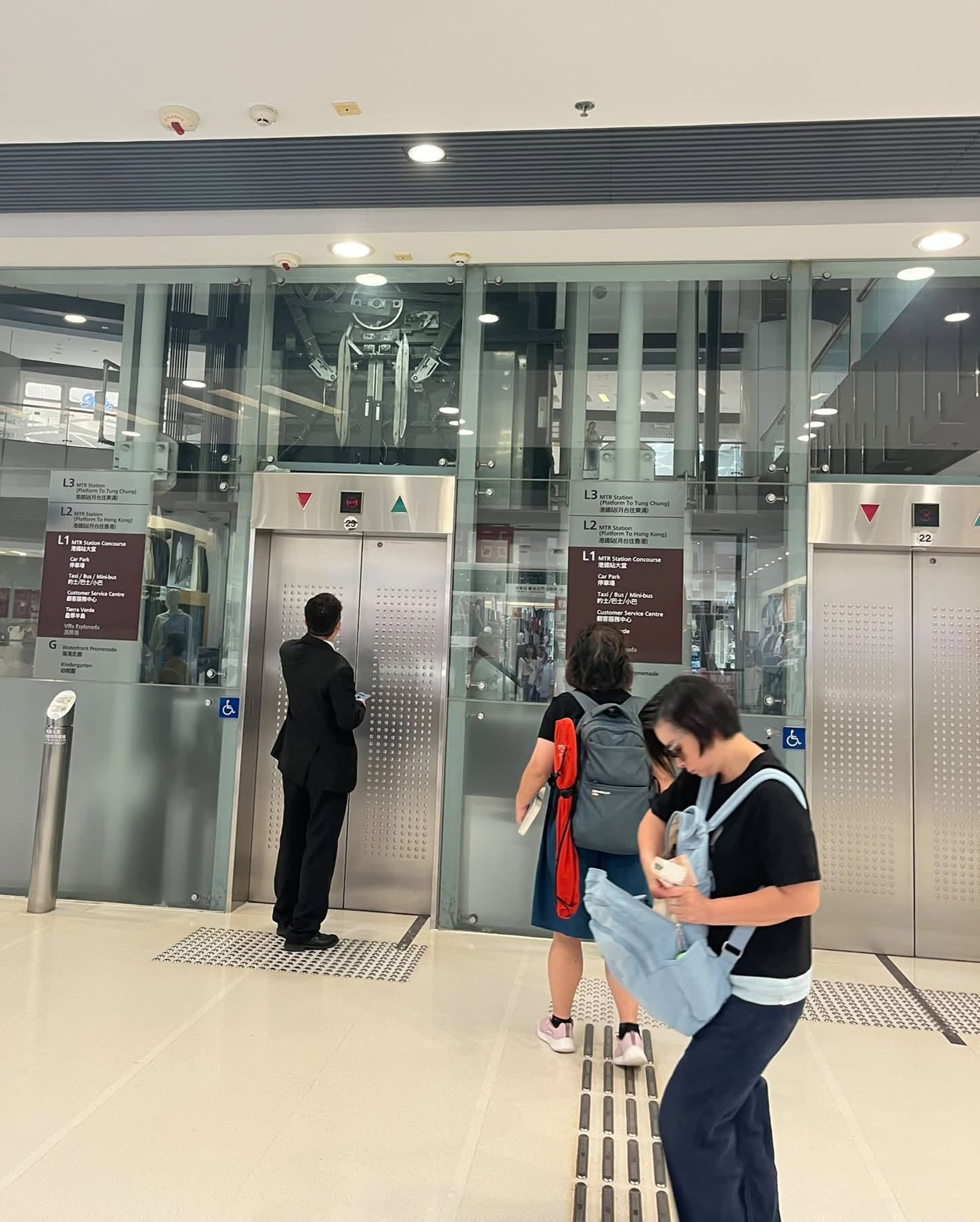 Lifts come to a standstill at Maritime Square in Tsing Yi following the voltage dip. Photo: Facebook/Yuki Liu