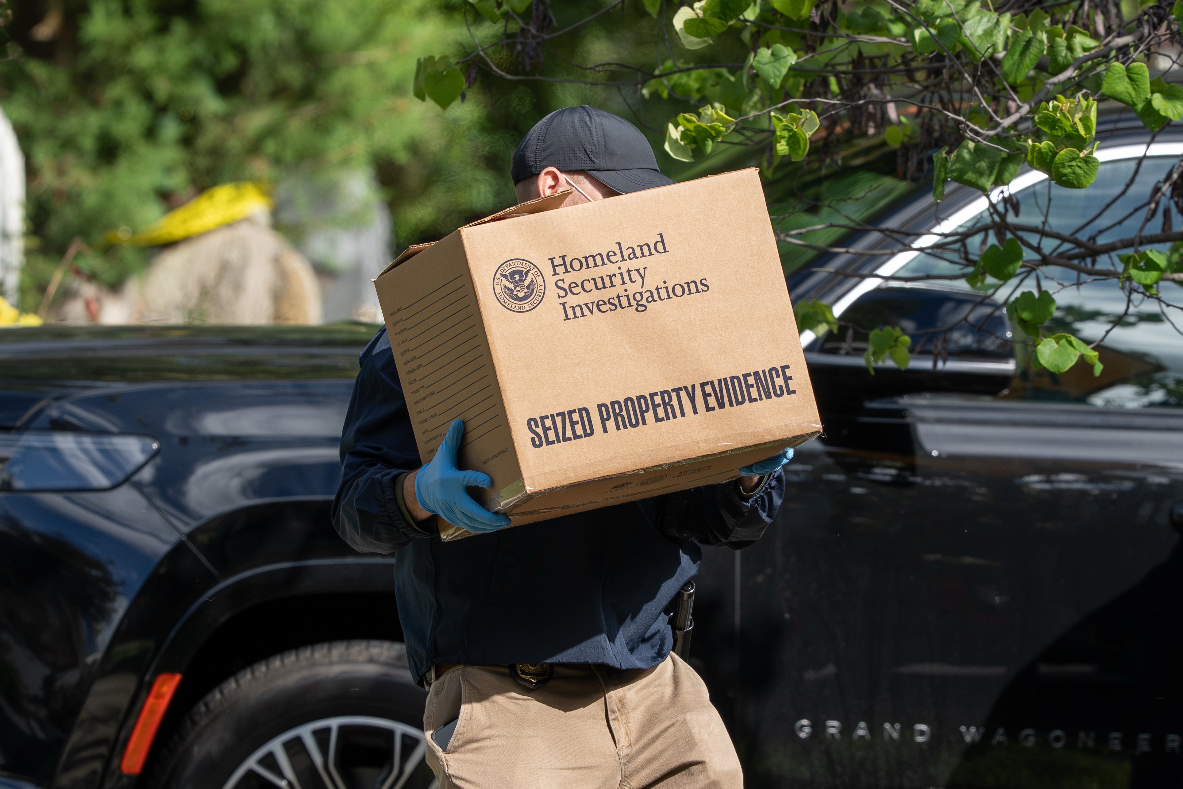 Homeland Security agents carry boxes from the Washington residence of Ilhan Omar. Photo: AP
