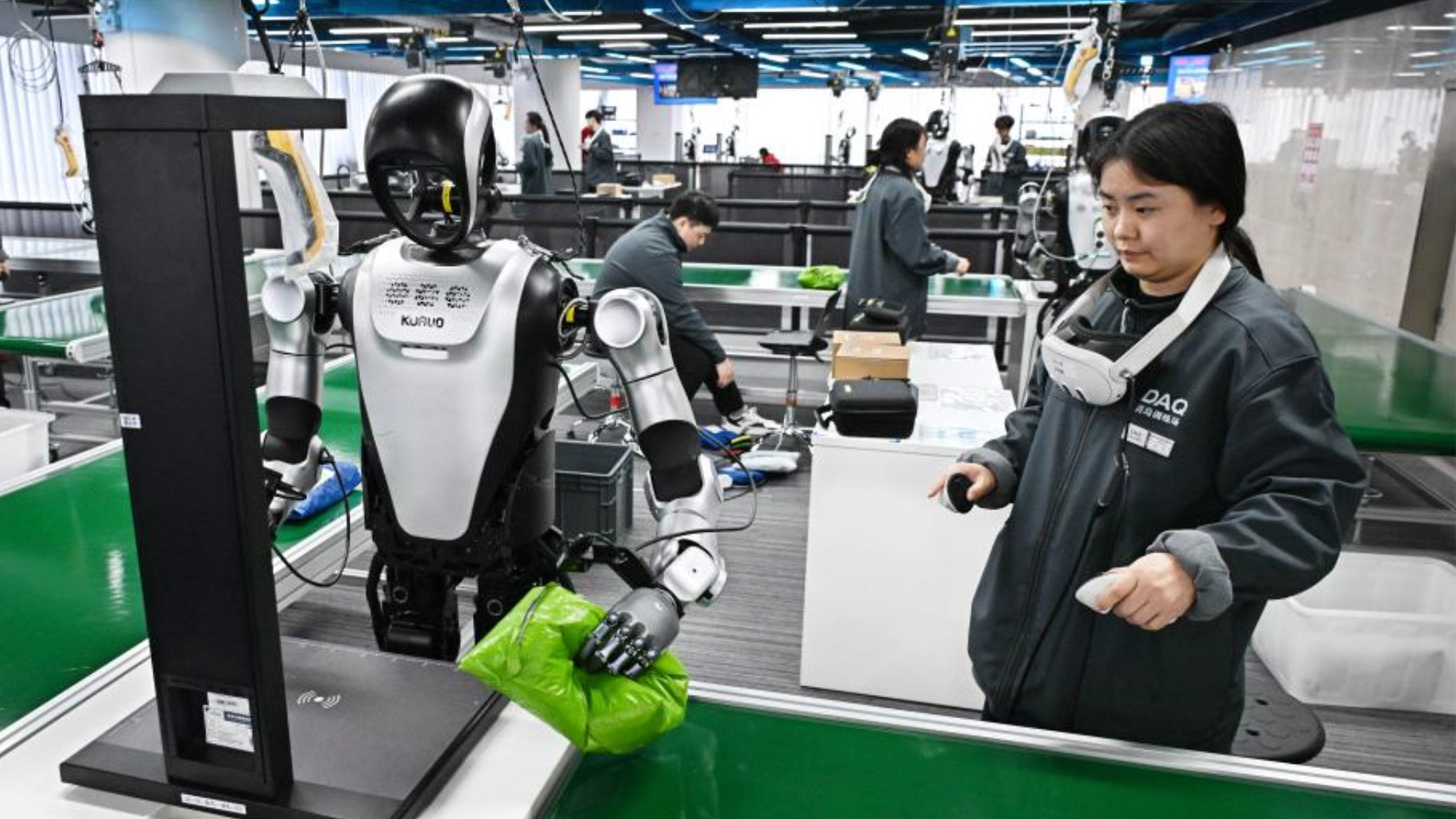 The photo above shows a robot being trained to handle basic daily tasks, highlighting China’s latest freelance economy trend where freelancers perform repetitive chores to teach robots essential skills. Photo: Xinhua